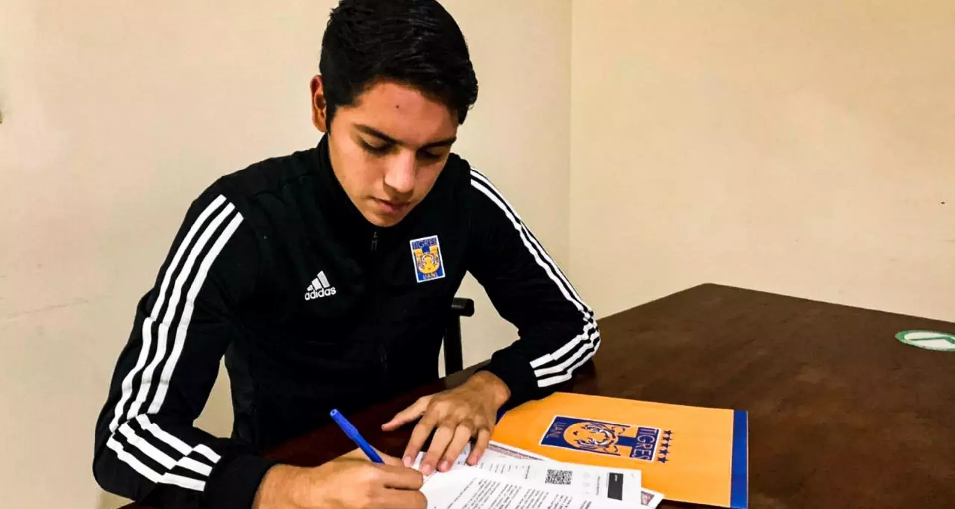 Ángel Guevara firmando su contrato 