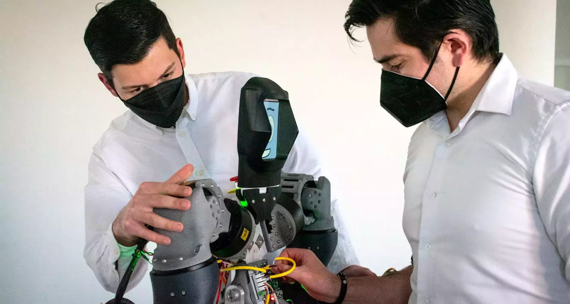 Estudiantes crean robot para competir internacionalmente