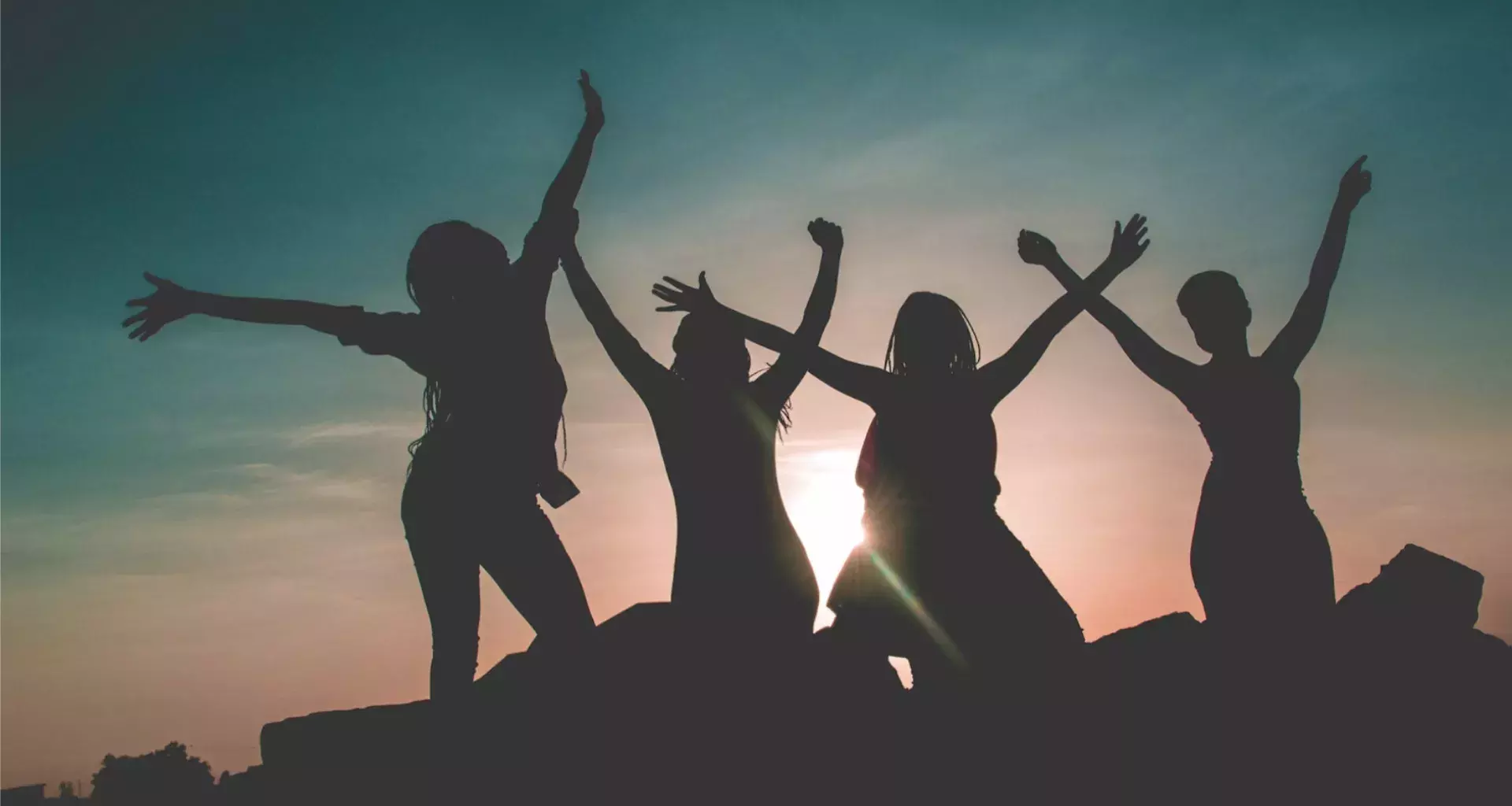 Imagen de mujeres saltando representando a las mujeres inspiradoras para las alumnas del Tec Campus San Luis Potosí 