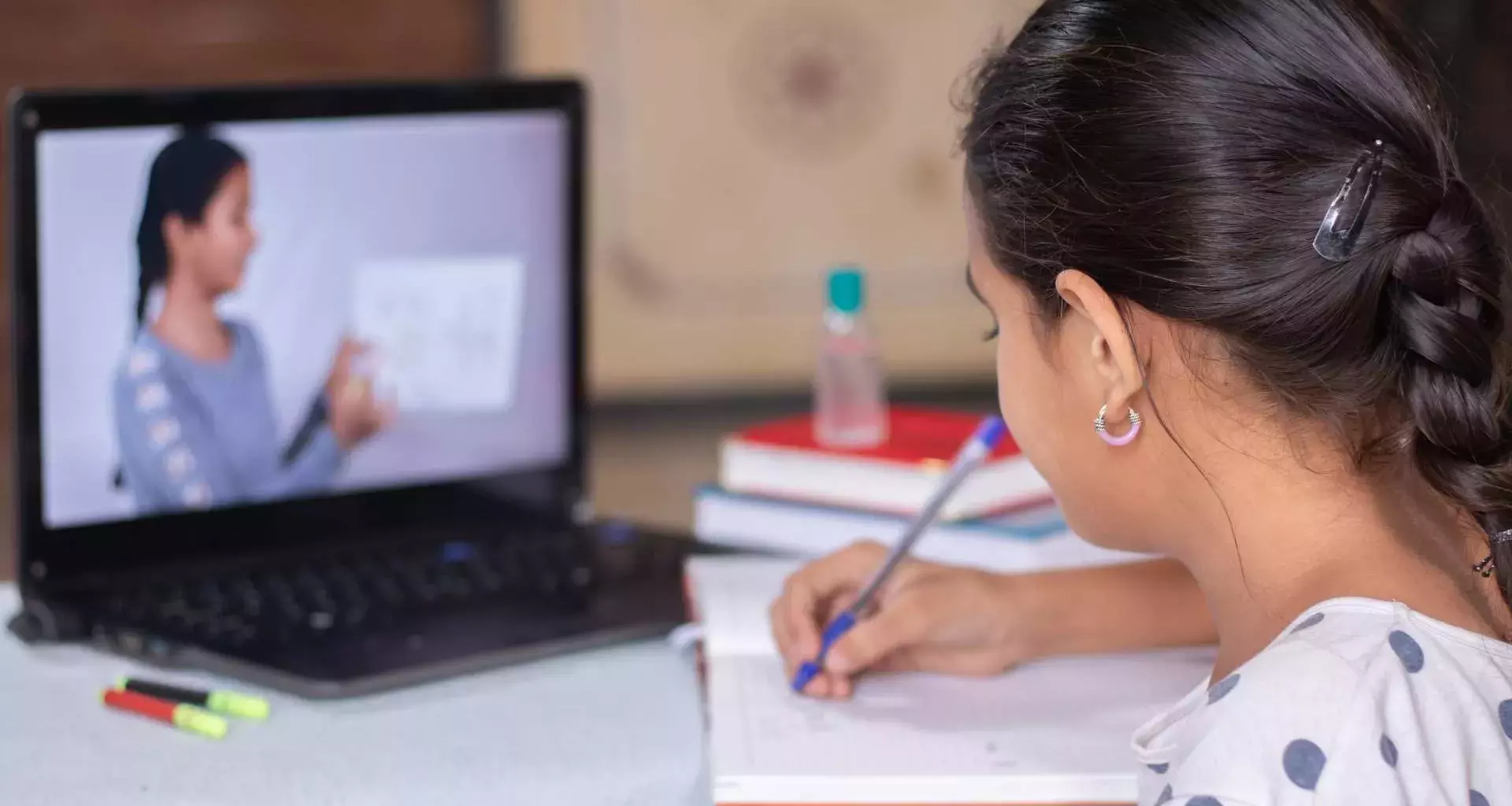 Karen y su equipo han apoyado a muchos niños con su educación escolar durante la pandemia.