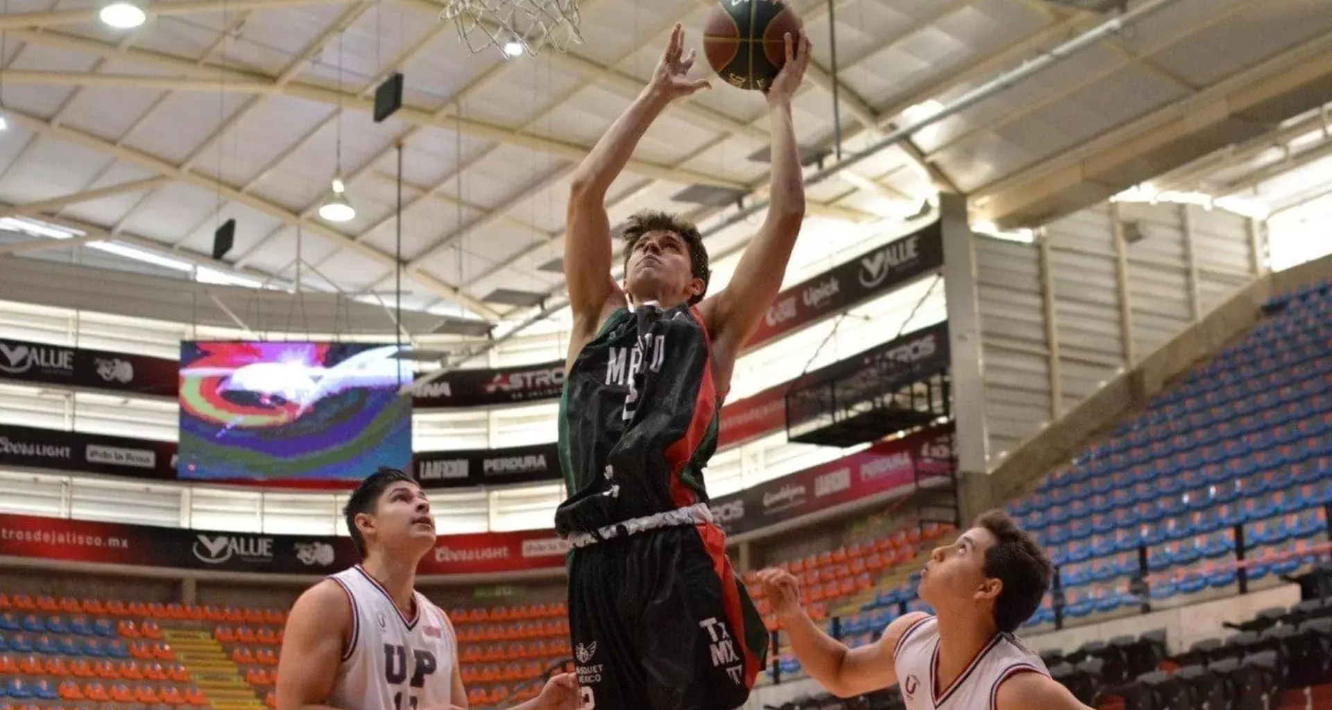 Reconocen a Alex García Williams por su trayectoria en el basquetbol.