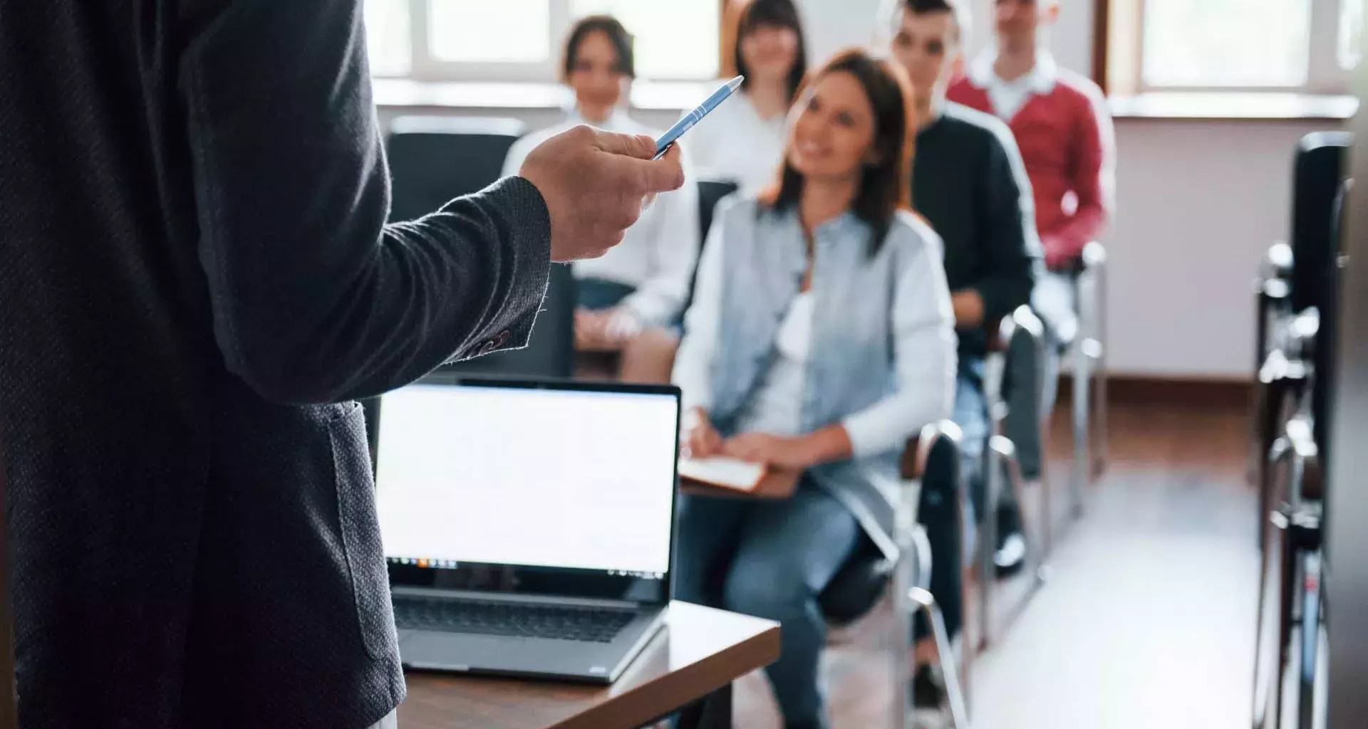 El profesor Farfán alimenta la curiosidad de sus alumnos para su aprendizaje.