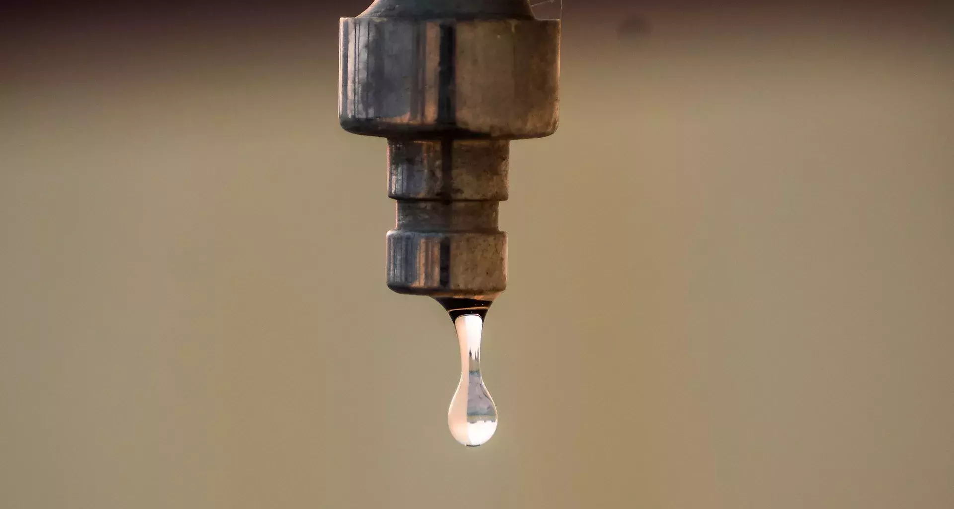 Gota de agua cayendo de una llave