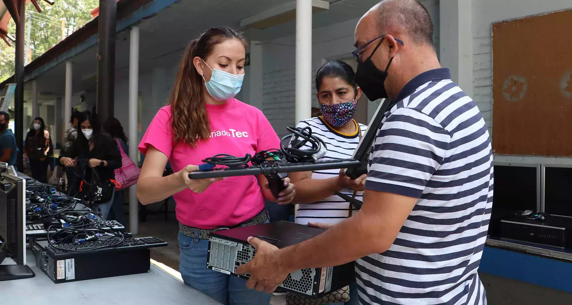 Entrega Tec computadoras a primaria