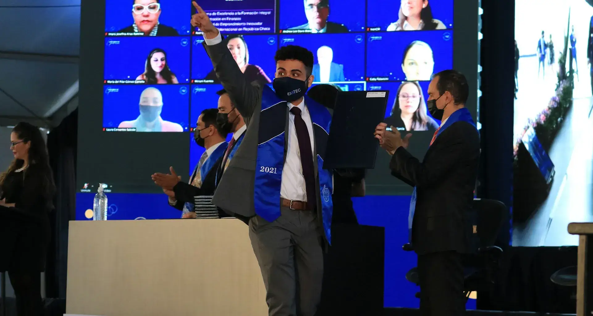 Reciben título en ceremonia presencial egresados en Región CDMX