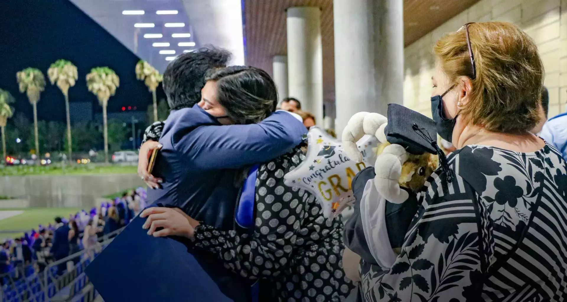 ¡Noches de festejo! Viven familiares de graduados emotivas ceremonias