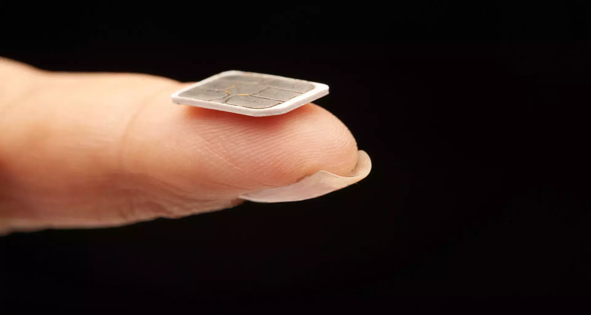 Conoce algunas aplicaciones de los microchips que apoyan a las personas.