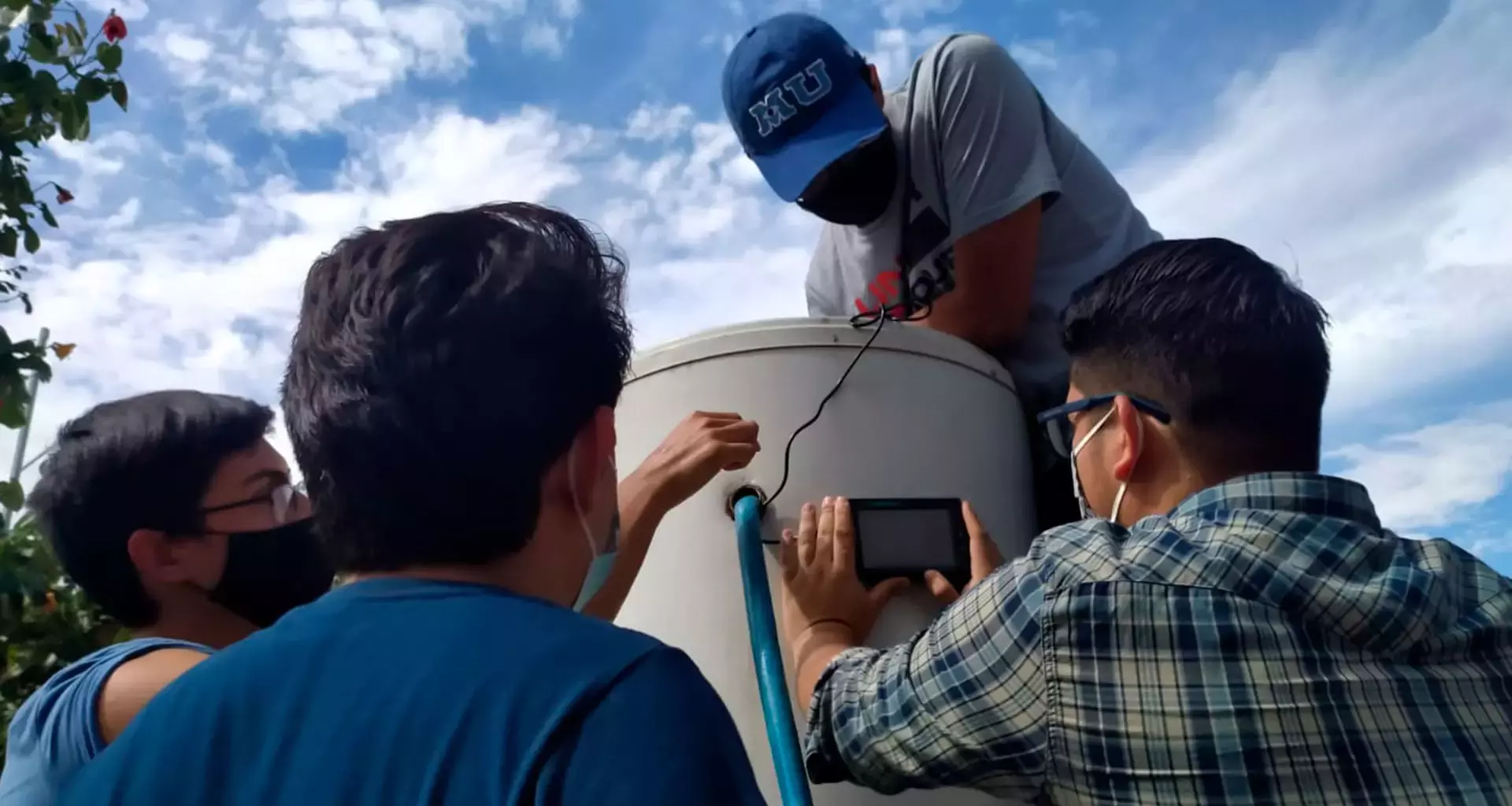 Estudiantes de Tec campus CVA ponen en marcha un calentador solar