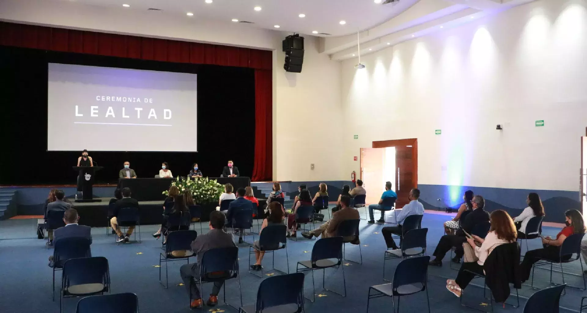 Los profesores y colaboradores reciben reconocimientos en ceremonia de lealtad.