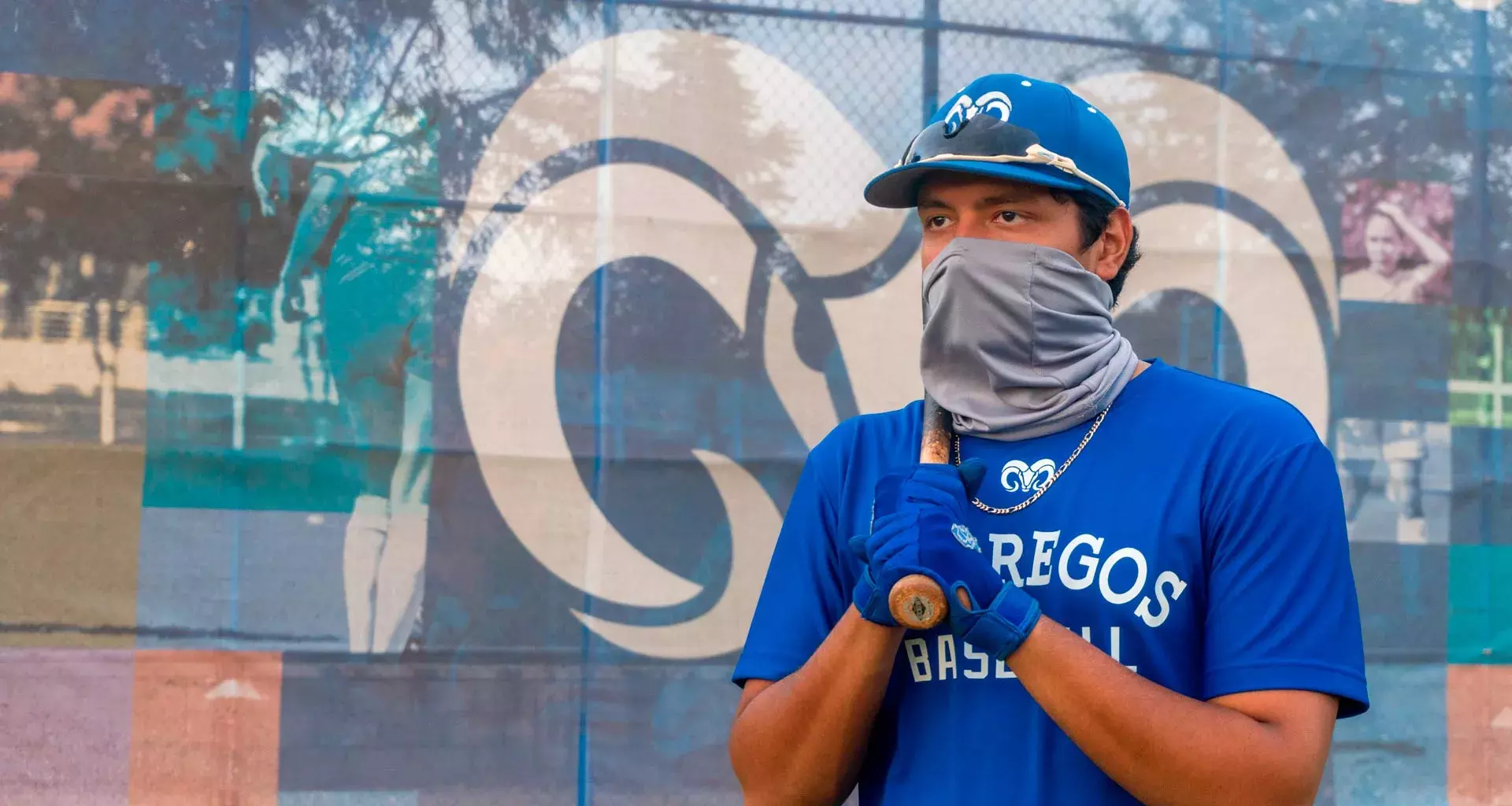 estudiante sosteniendo un bate de beisbol