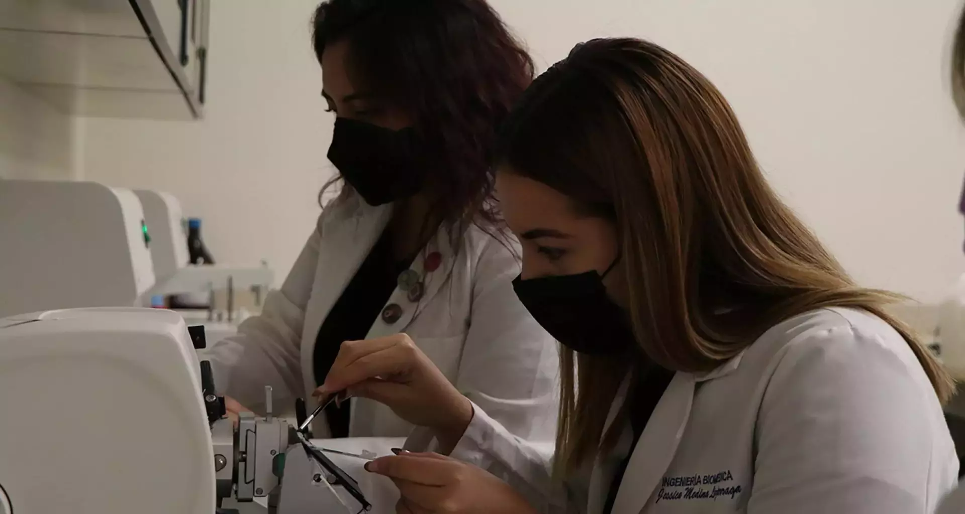 Alumnos aprenden de histopatología para investigar, en el marco de la Semana de innovación del Tec Guadalajara.