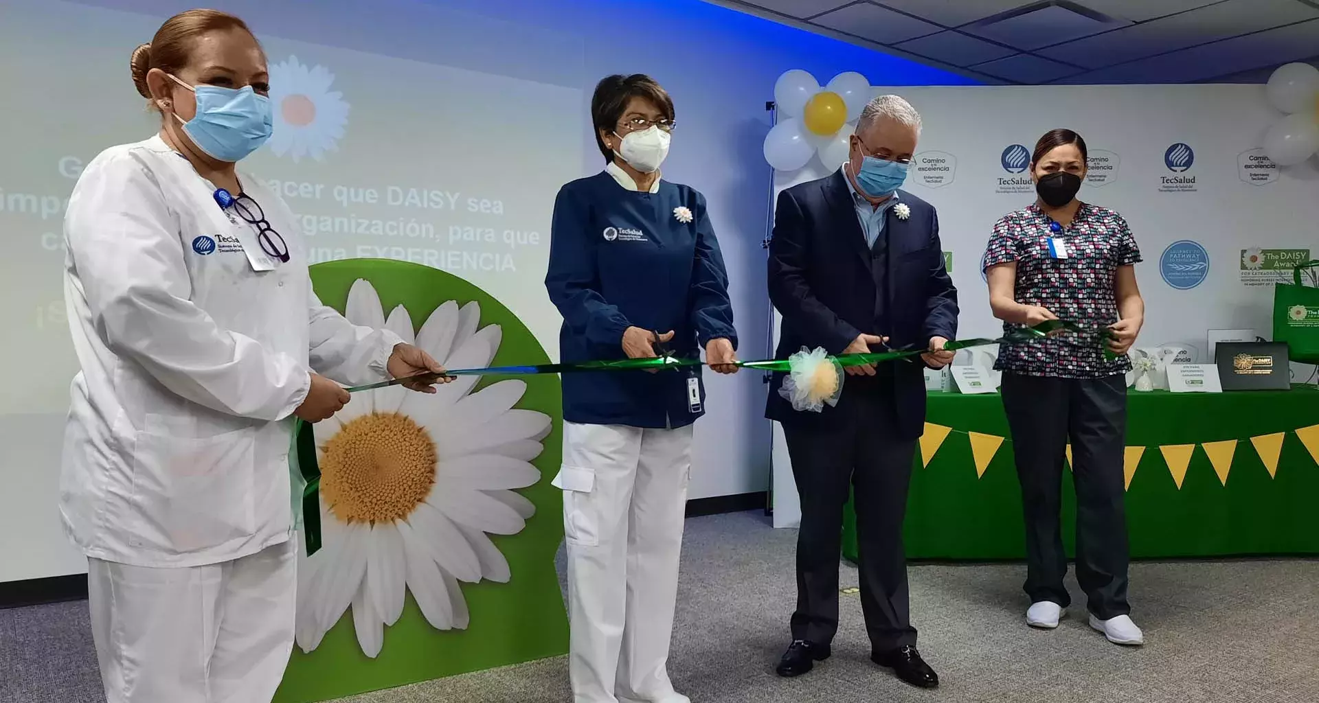 Corte de listón durante el lanzamiento del premio DAISY en el Hospital San José.