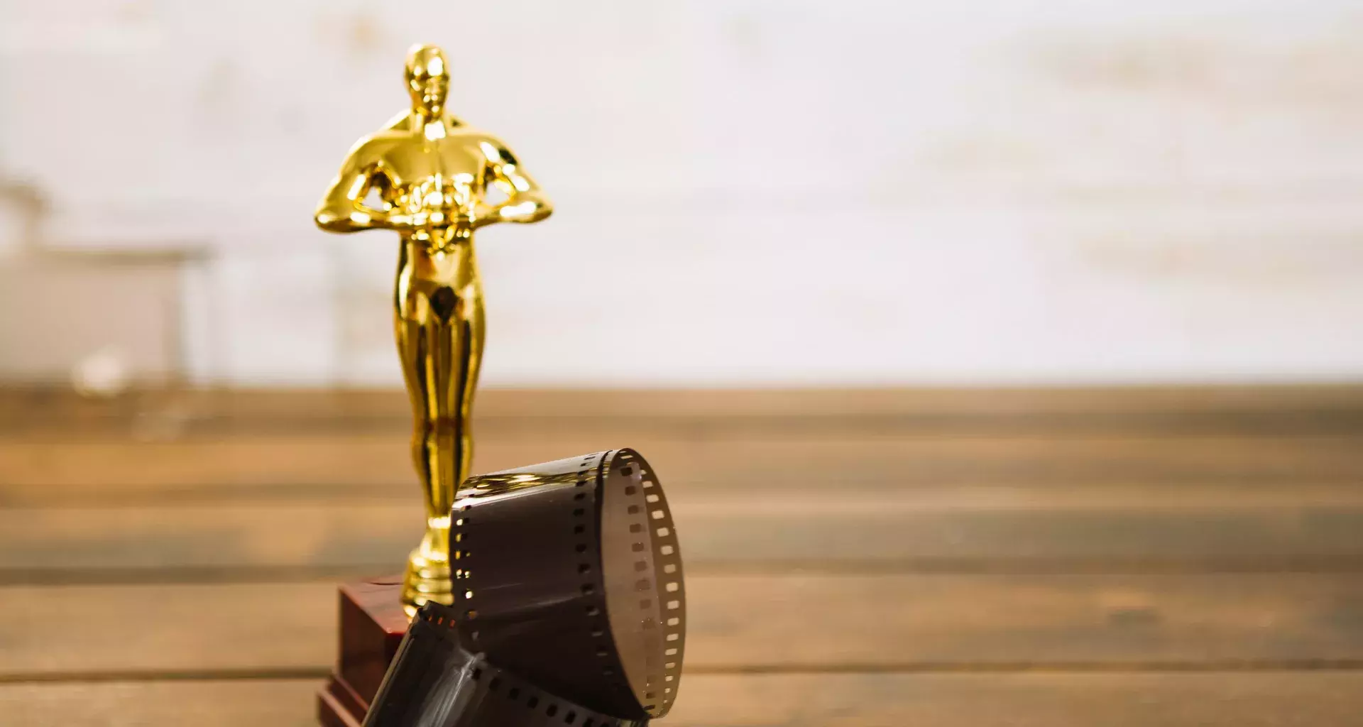 estatuilla de los premios oscar sobre una mesa