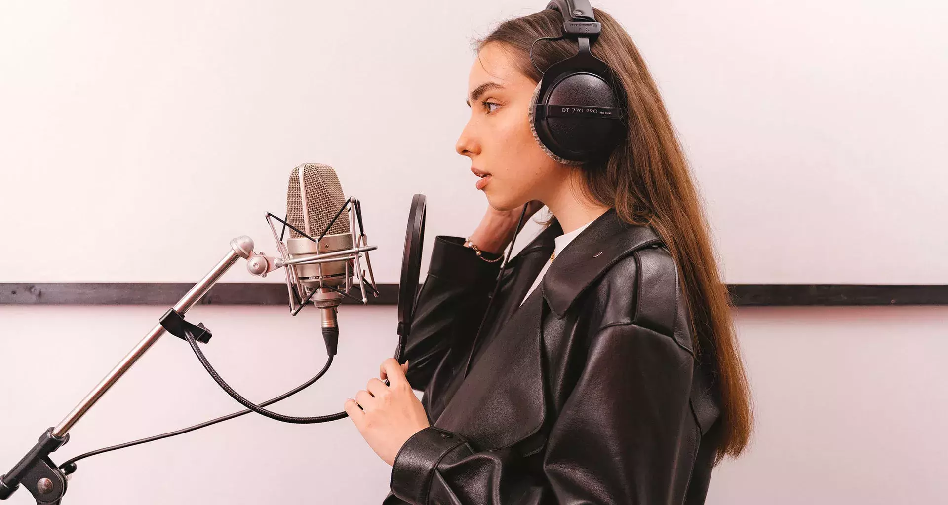 Mujer en cabina de audio