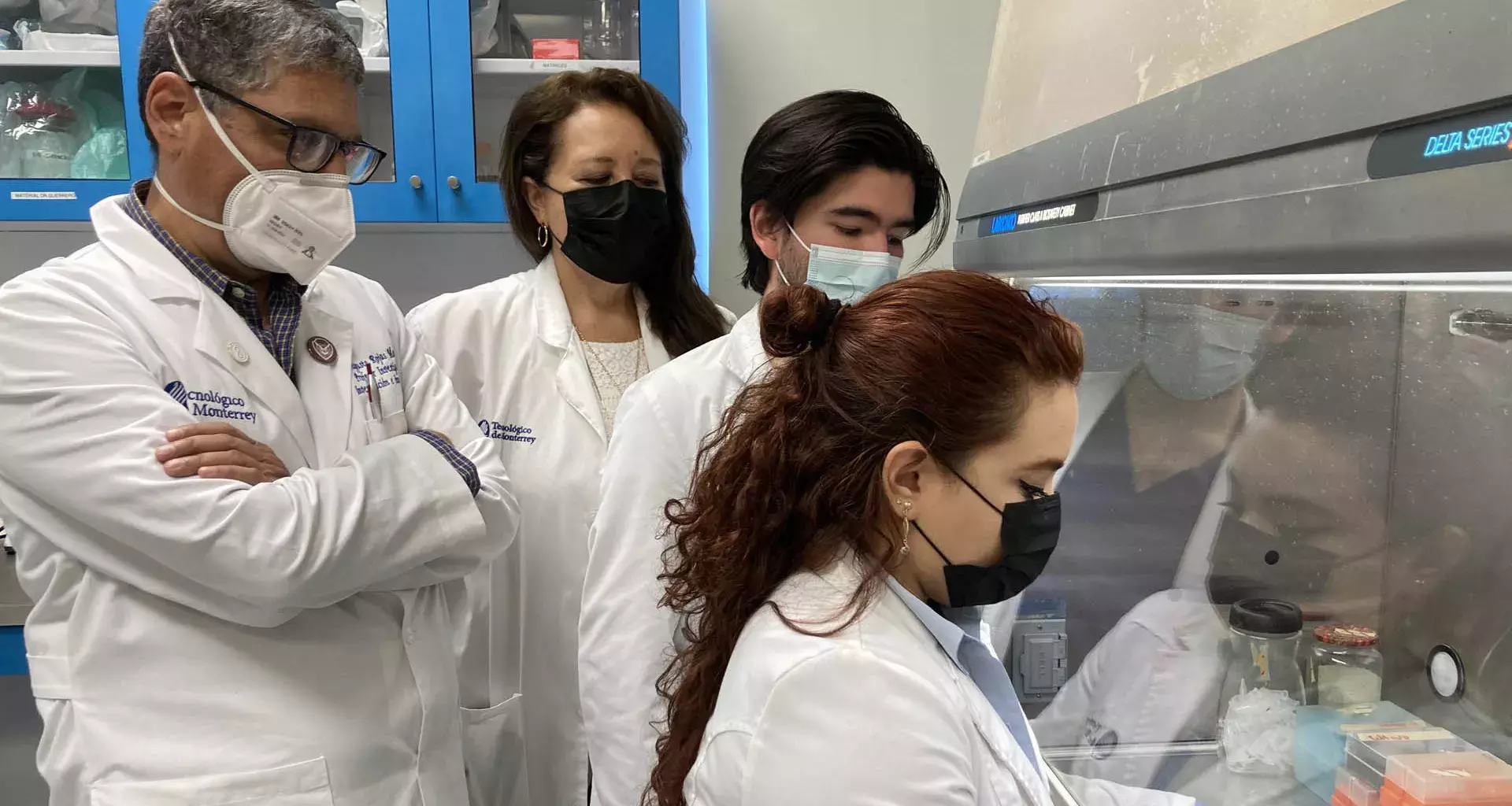 Médicos investigadores reciben beca para investigar el cáncer de cérvix.