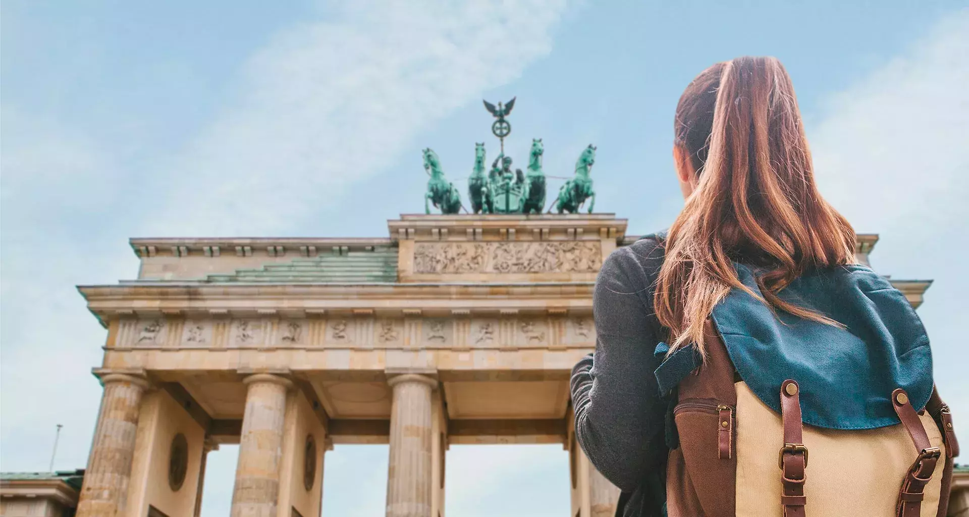 Estudiante frente a monumento en Alemania doble titulación