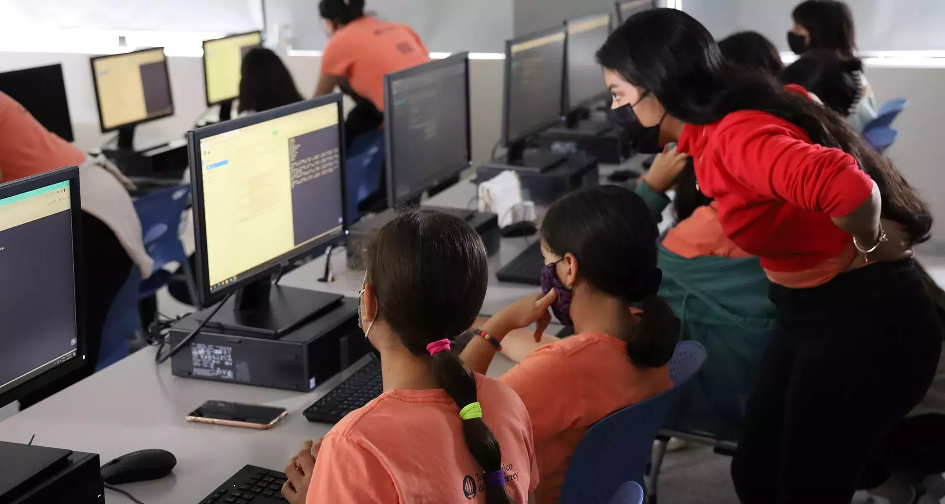 Campamento Patrones Hermosos impulsa la participación de mujeres en ingeniería.