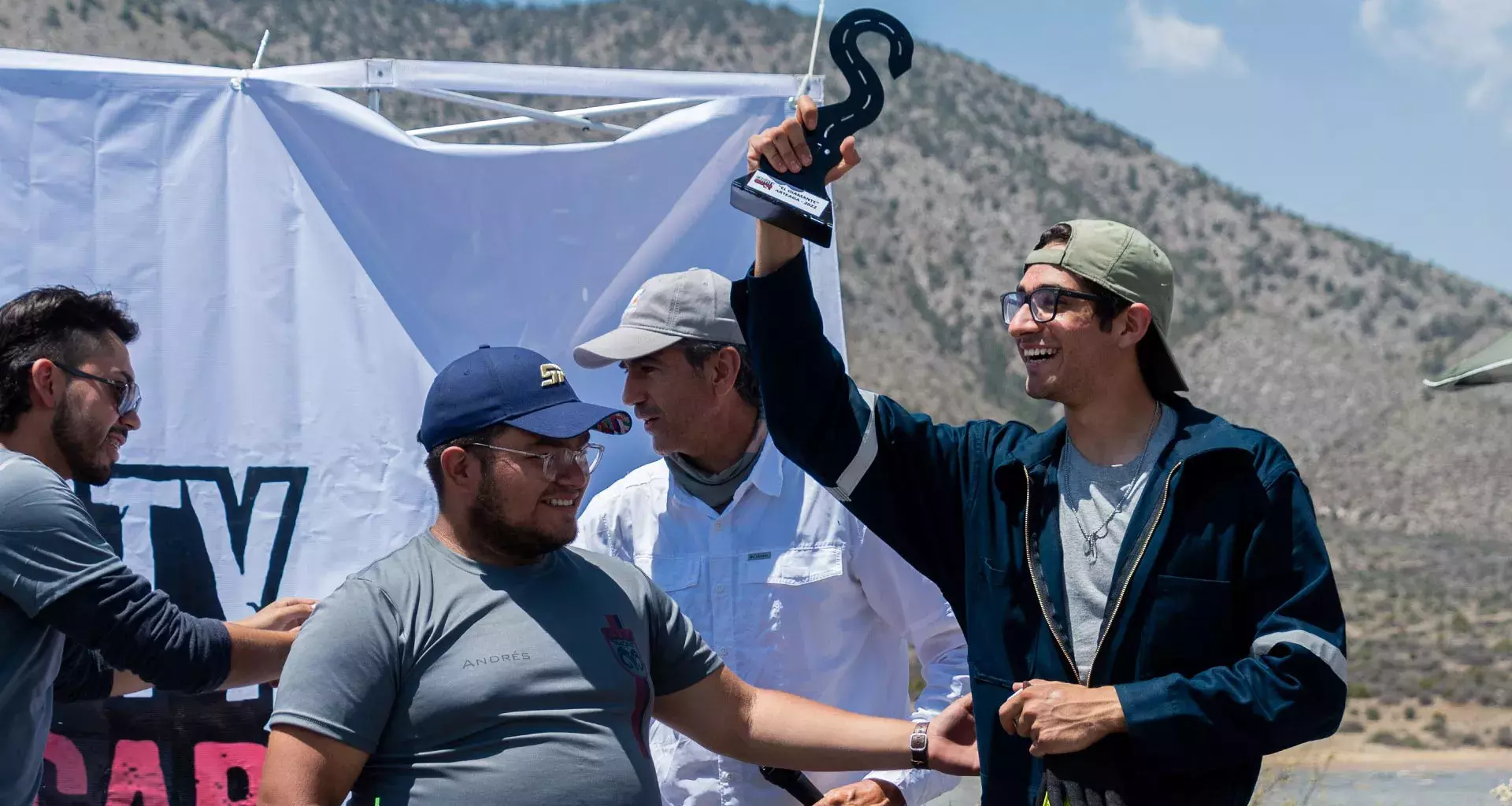 Equipo ganador recibiendo su trofeo