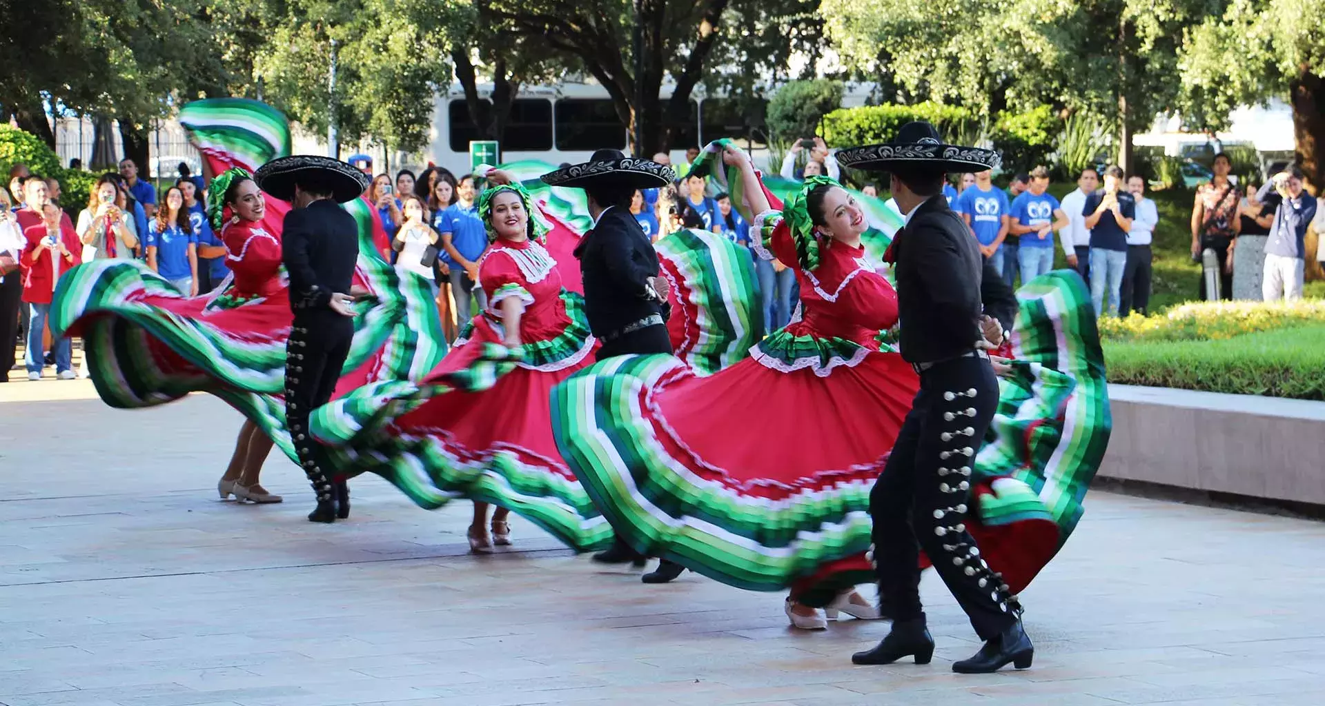 Alumnos y alumnas de Raíces bailando número de folklore