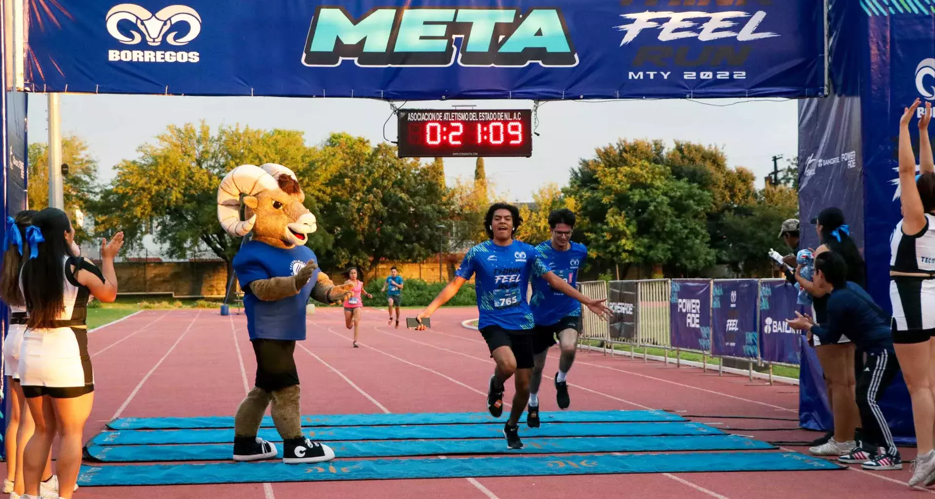 Corren y llegan a la meta: conviven en carrera Think, Feel, Run