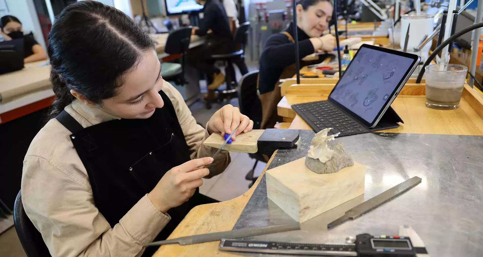 Estudiantes de diseño del Tec Guadalajara participan en exposición de joyería en Milán, Italia.