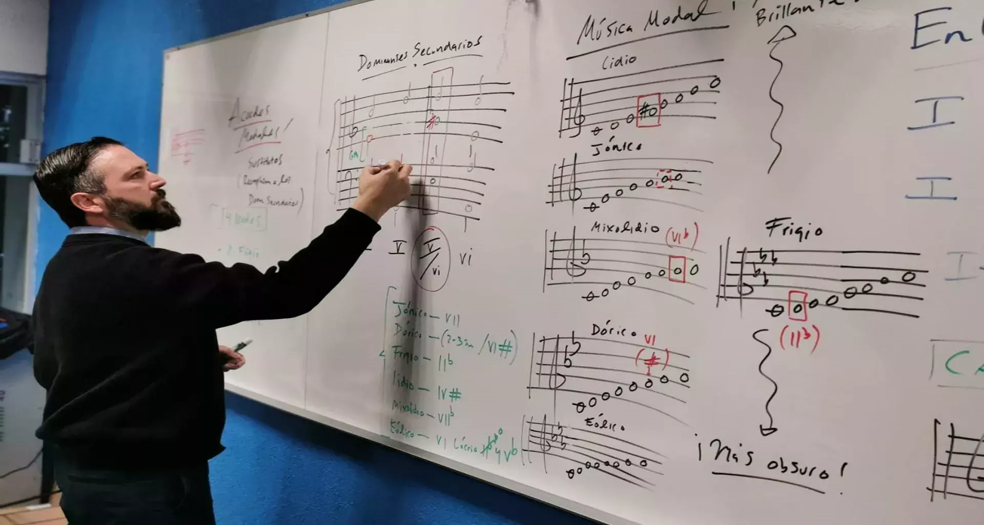 Profesor del Tec imparte clase de música