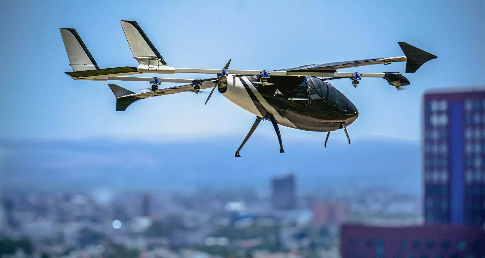 Nave entre helicóptero y avión en vuelo