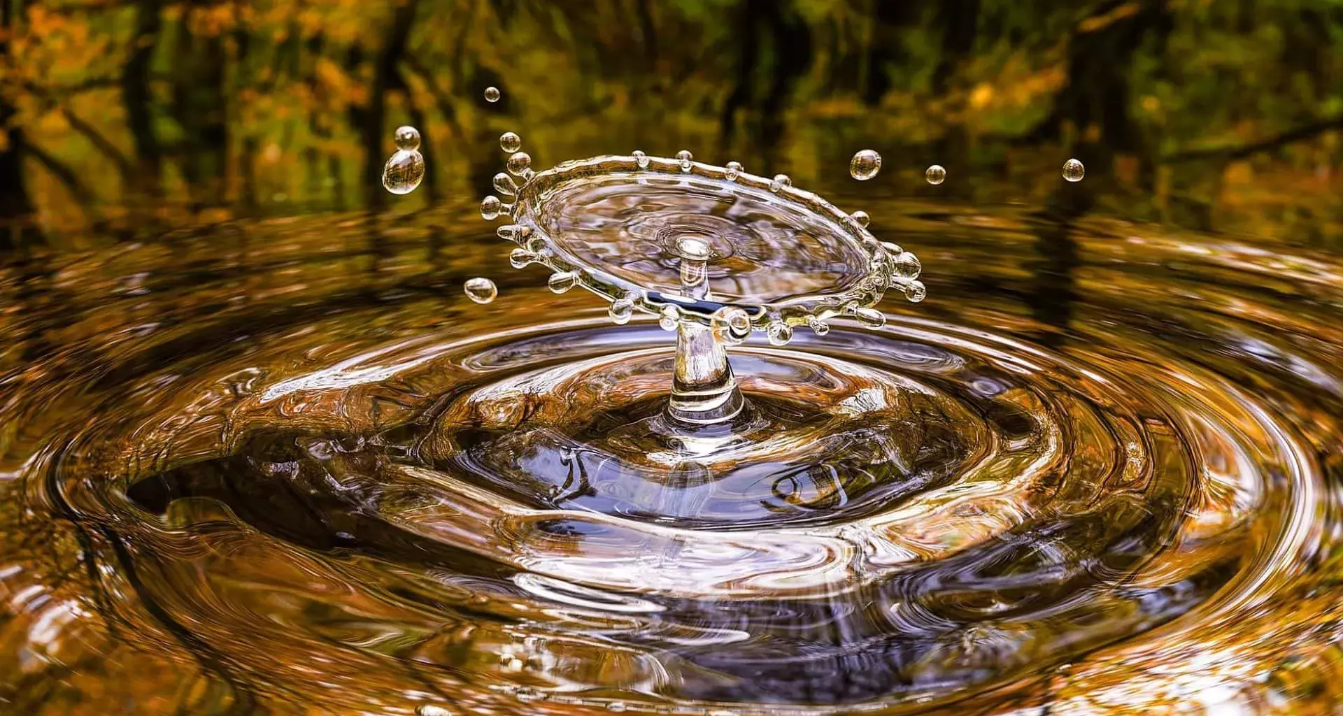 Gota de agua cayendo.