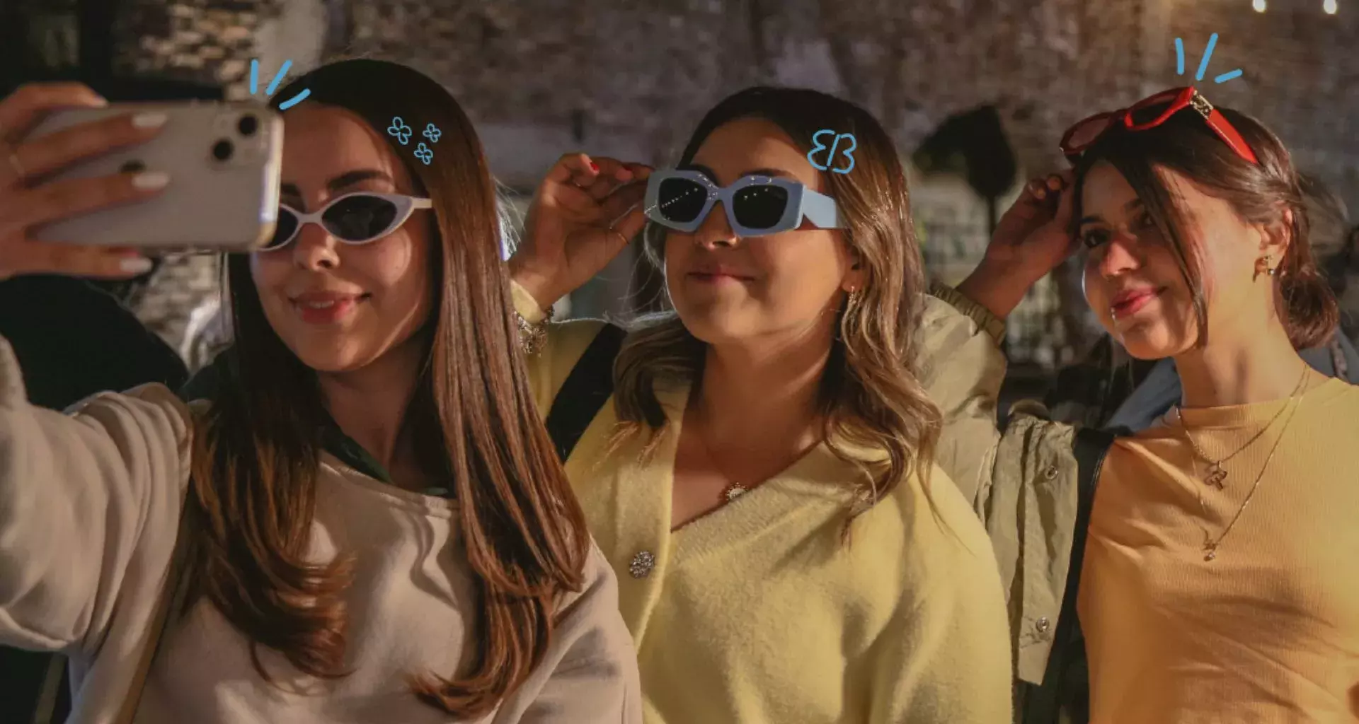 Tres adolescentes comprando lentes en el bazar.