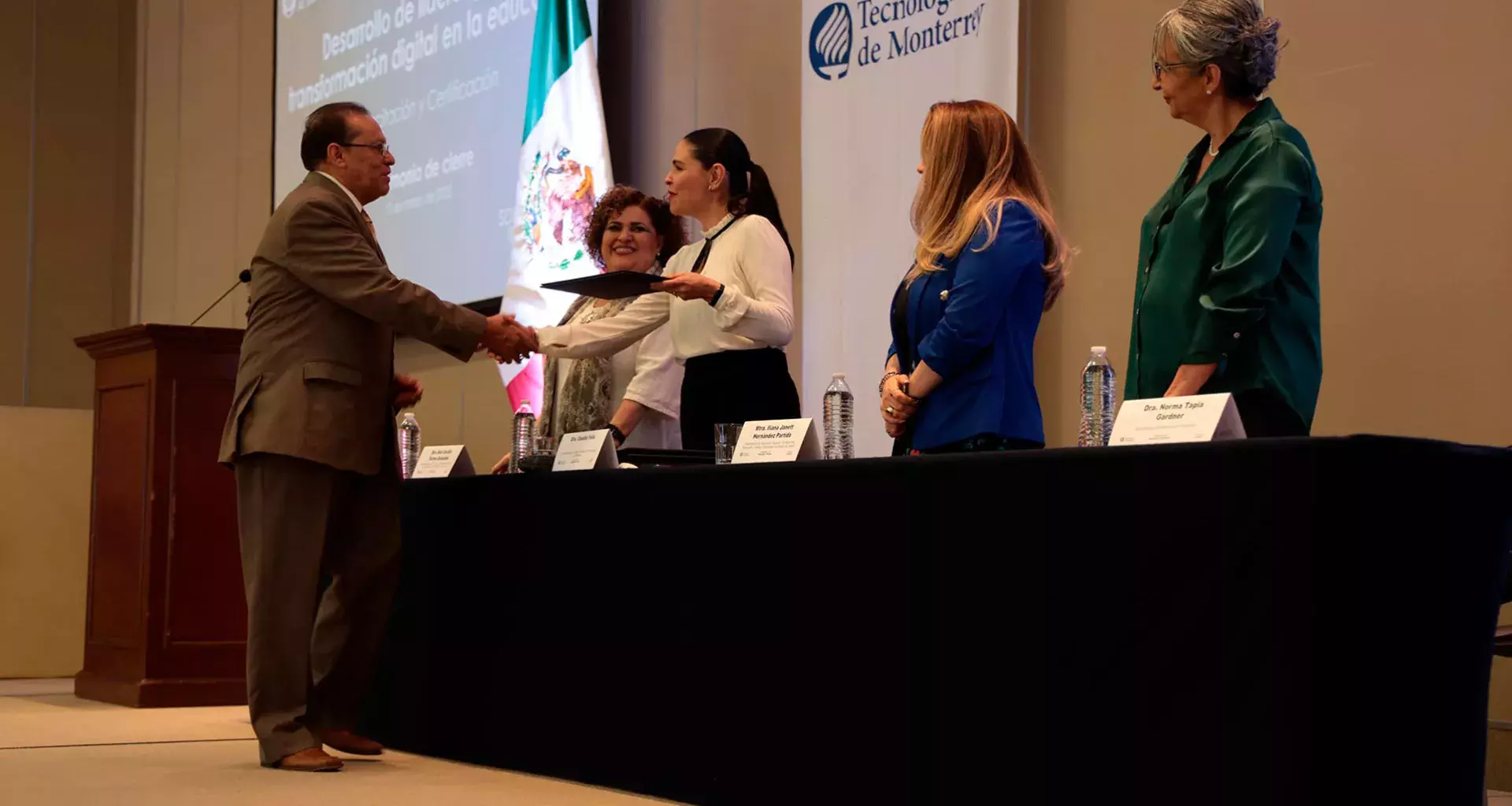 certifican a profesores de jalisco en transformación digital. 