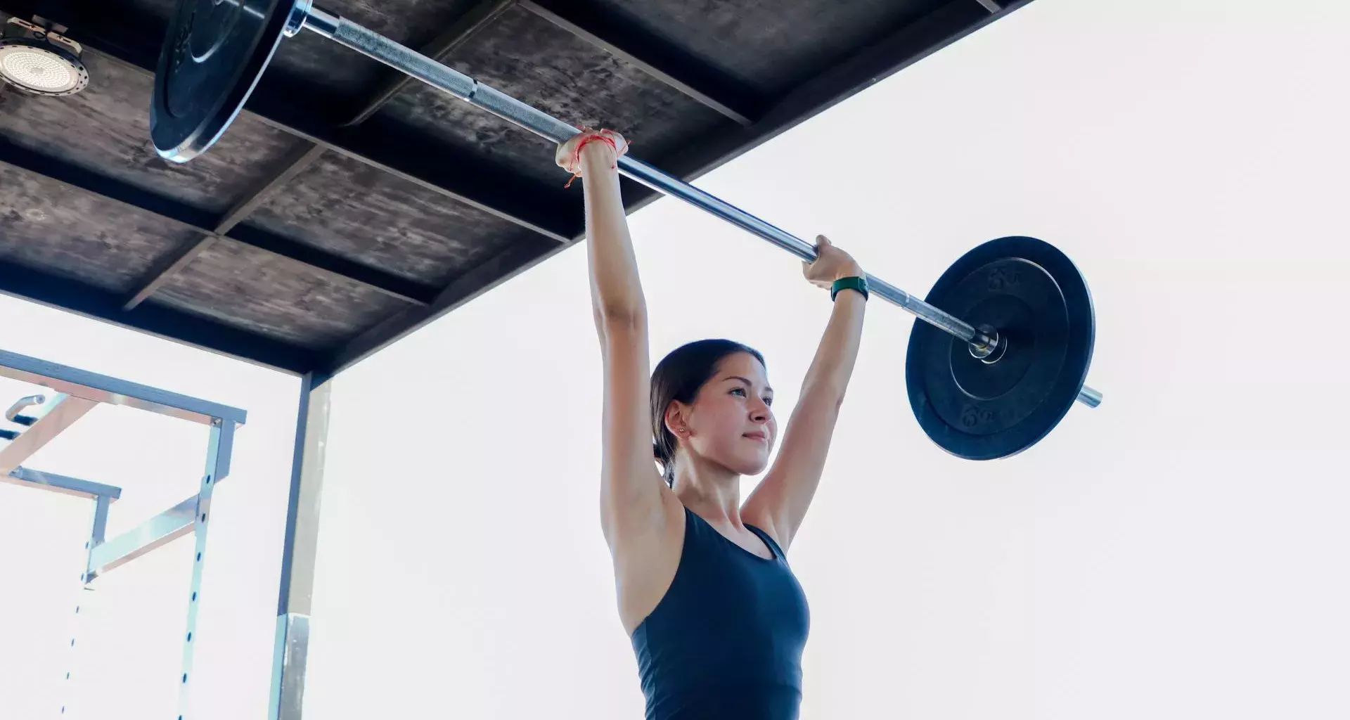 Alumna levantando pesas en el area de crossfit en Tec campus Sonora Norte