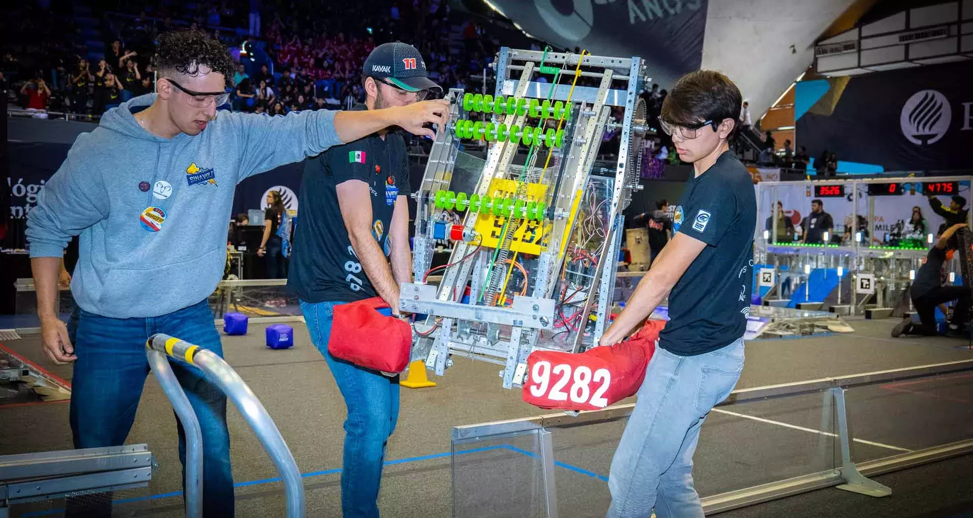 equipo sinavolt durante concurso regional de robótica