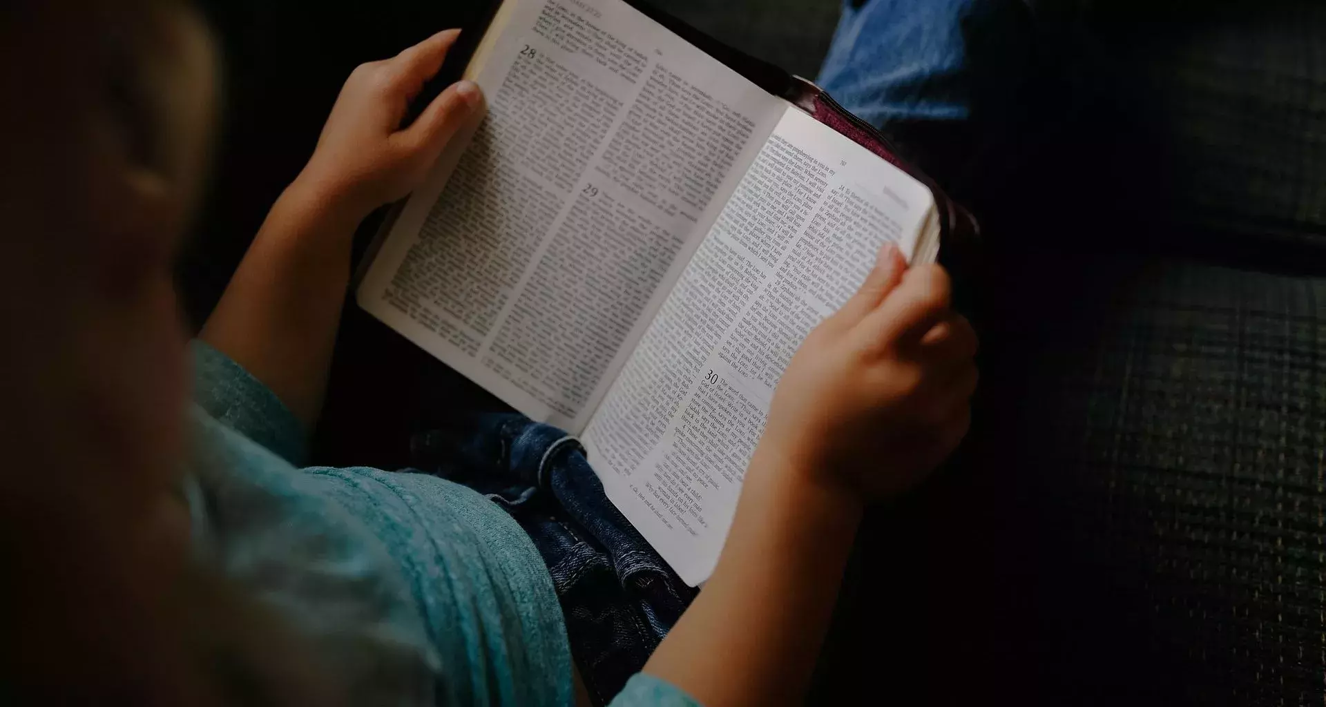 Persona leyendo un libro