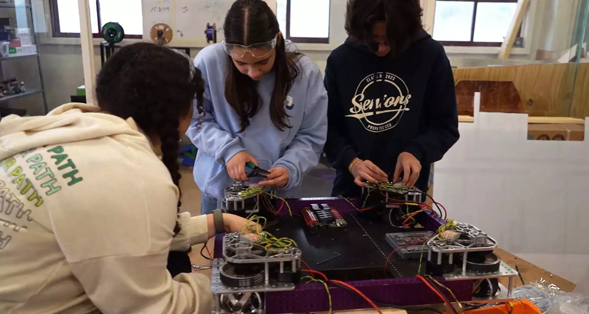 Integrantes del equipo de Overture trabajando en su robot.