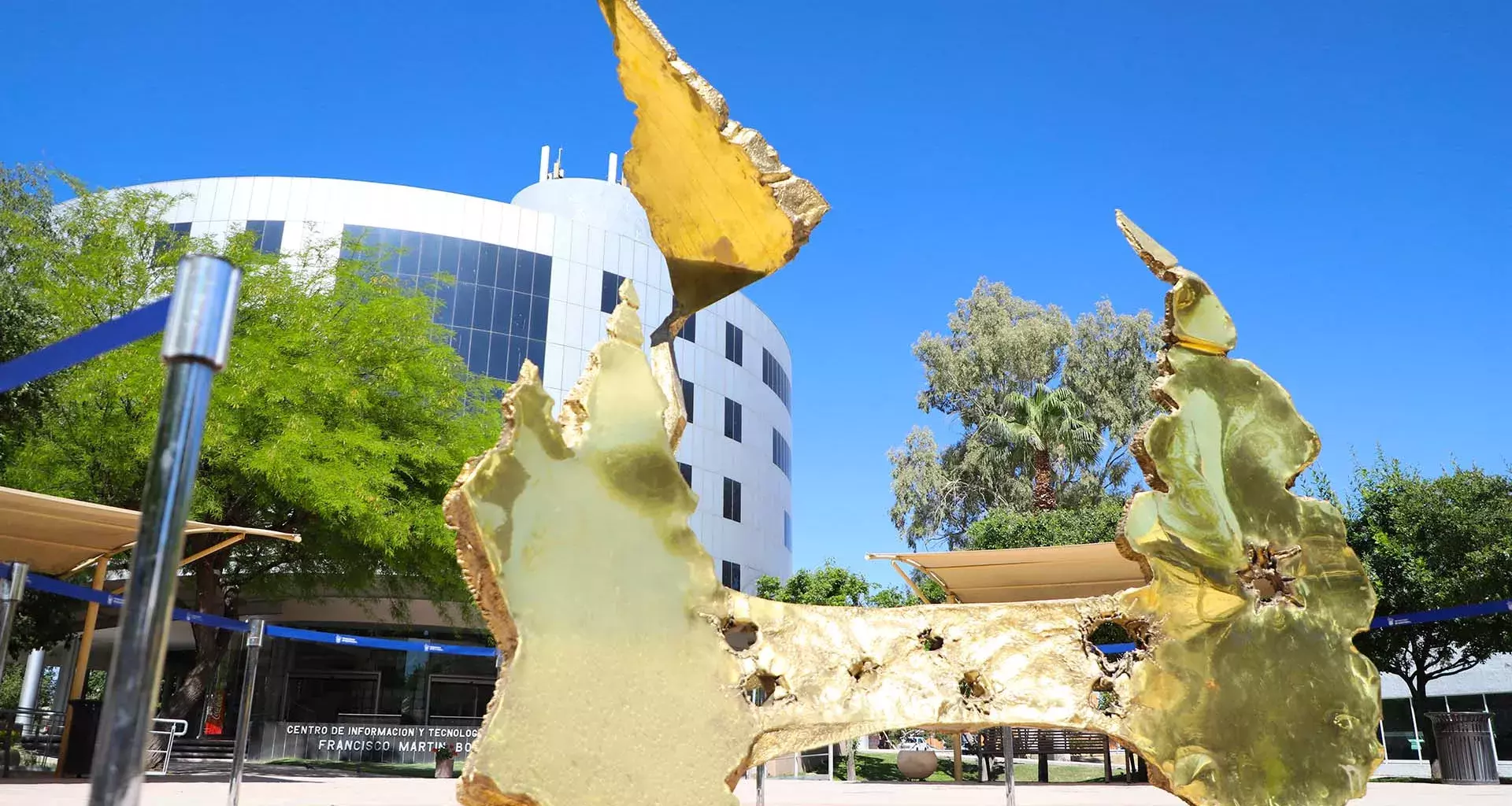 Escultura de Rogelio Madero en Plaza Estudiantil de campus Laguna