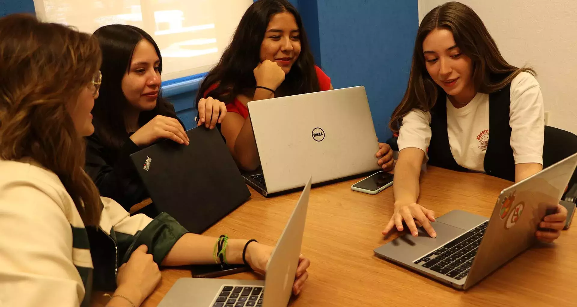 Éxito estudiantil en Biotecnología: Kit tecnológico revolucionario