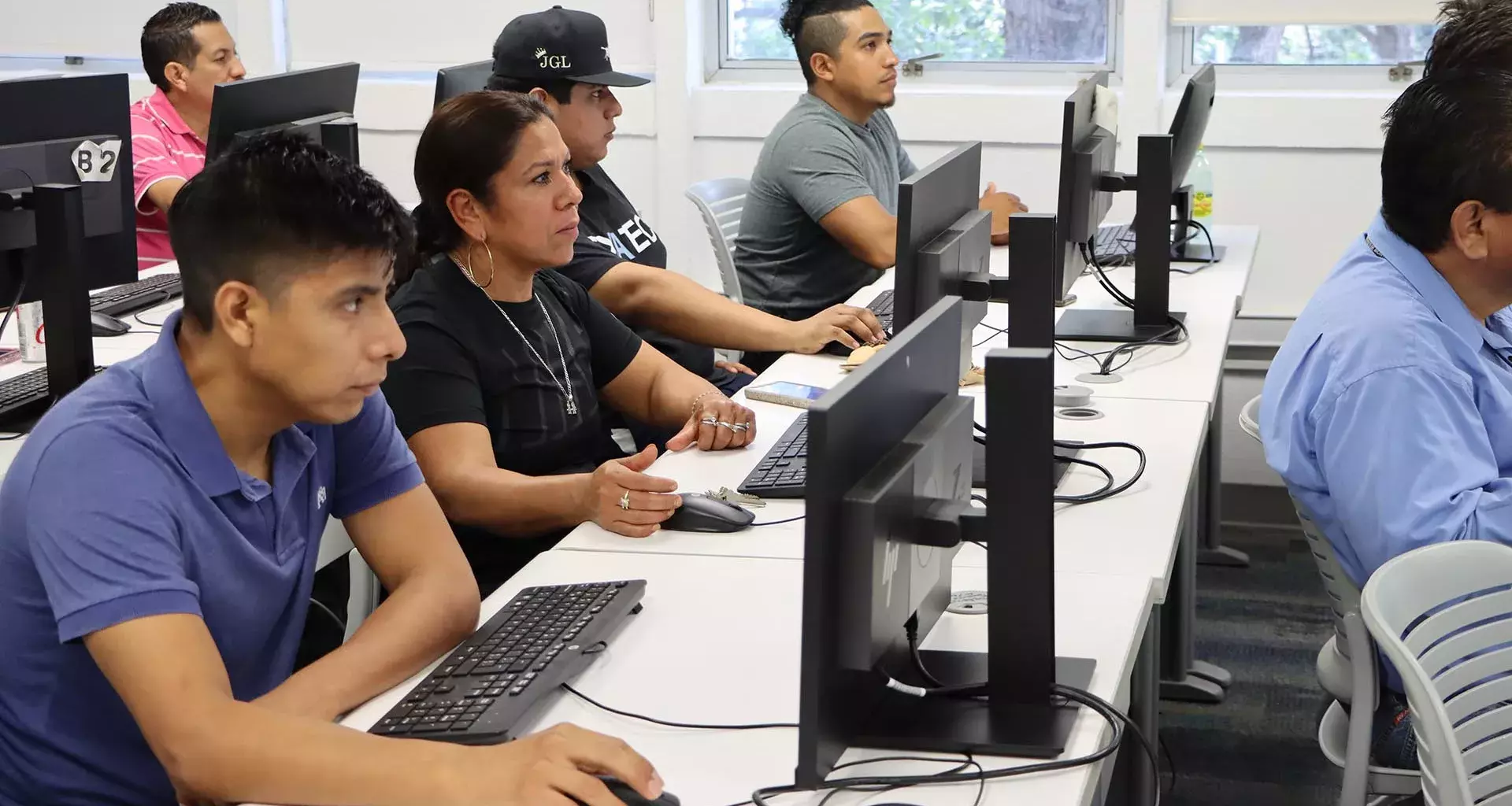 ¡Por la inclusión digital! Dan cursos de computación a empleados Tec