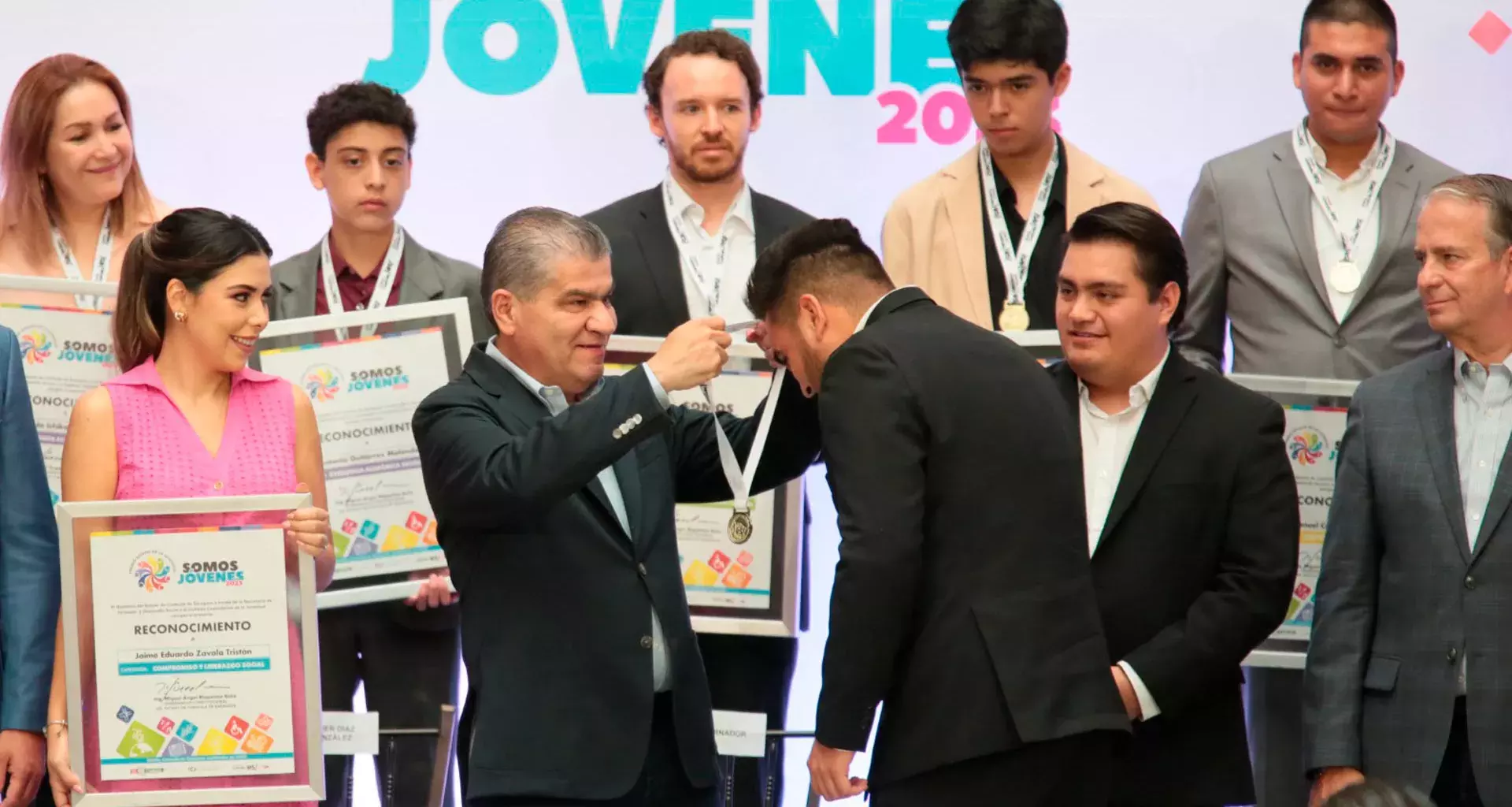 Jugador de beisbol recibiendo premio estatal Coahuila.