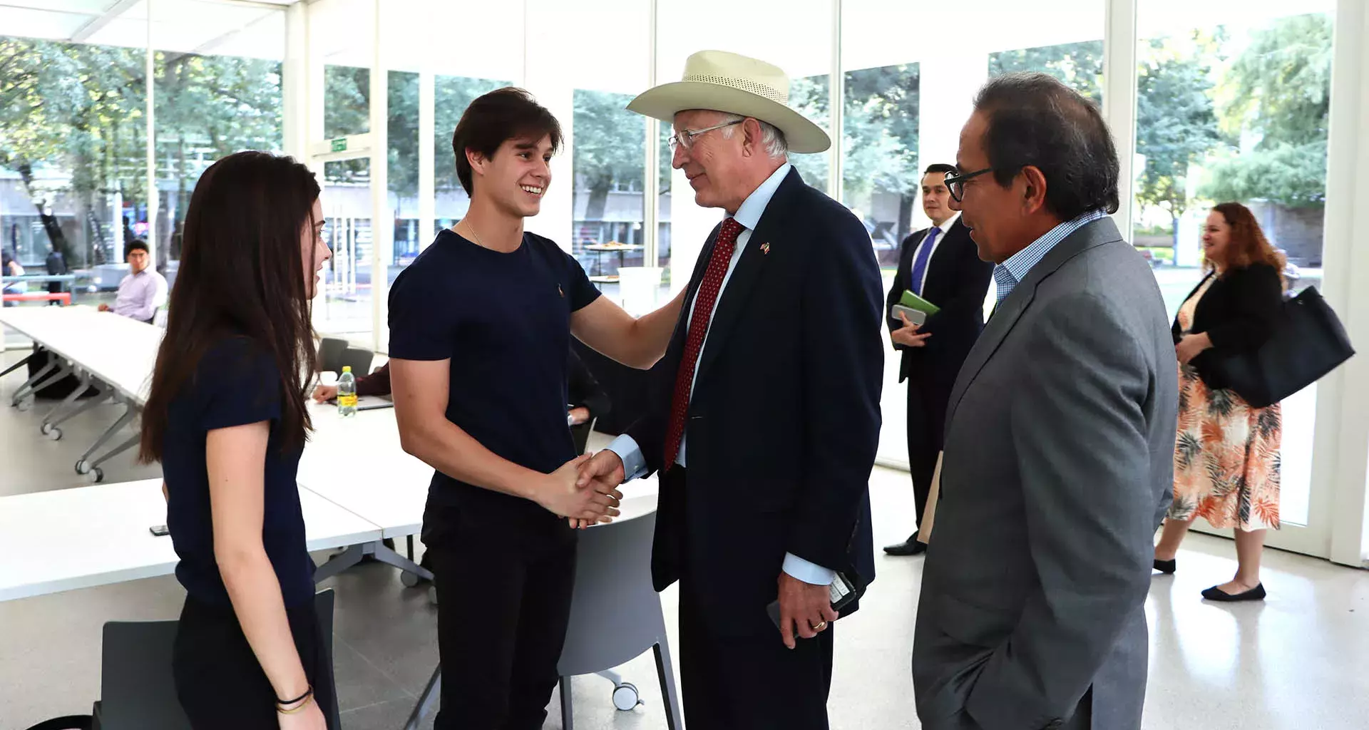 Embajador de EU comparte experiencia con estudiantes del Tec