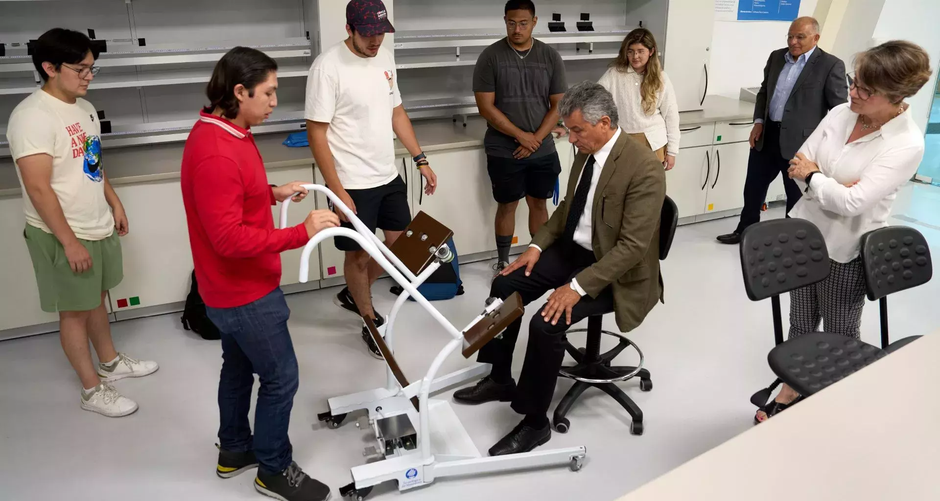 Alumnos del Tec campus Puebla donan transportador para adultos mayores