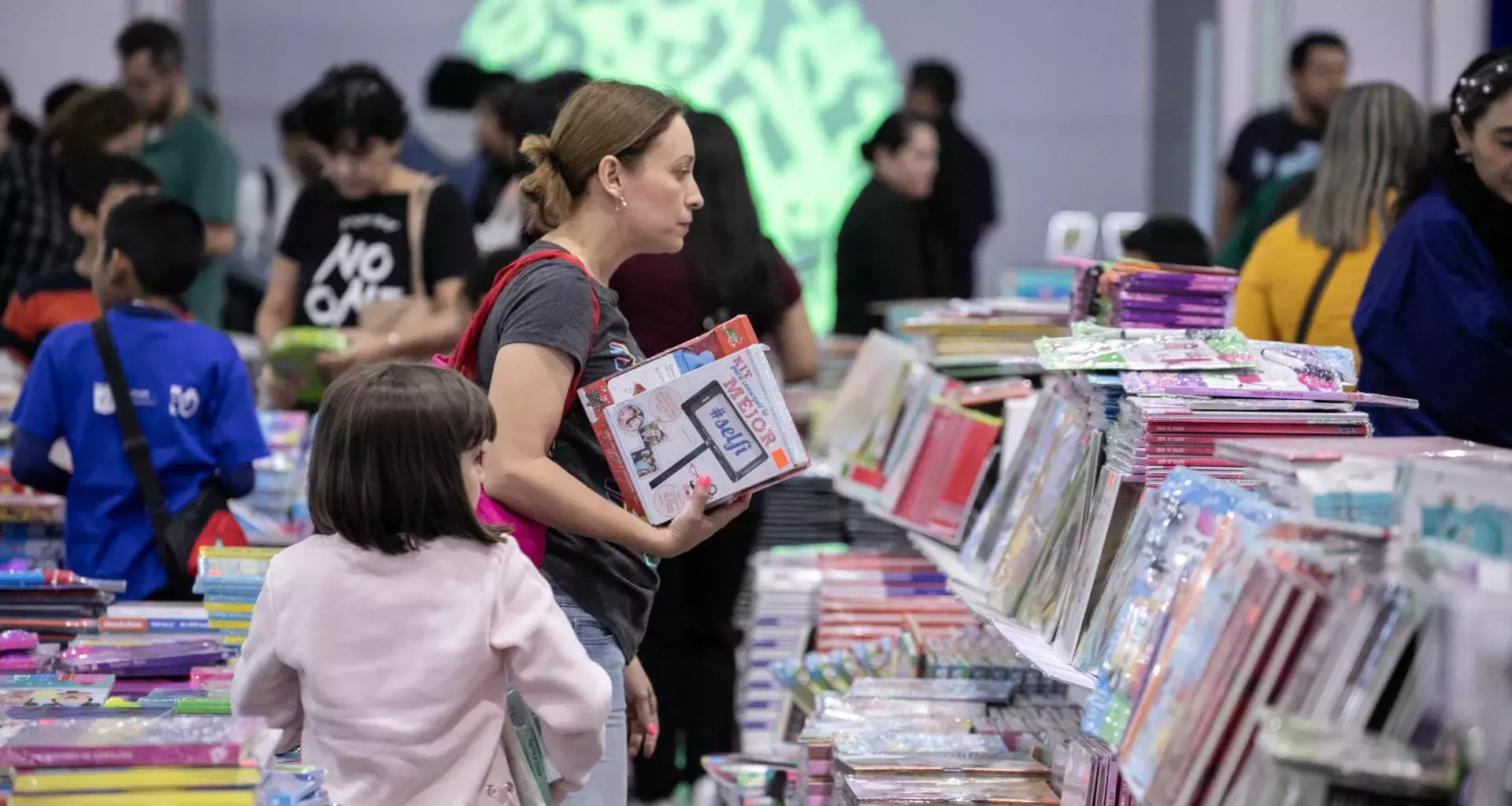 Madre e hija en stand de la Feria Internacional del Libro Monterrey 2023