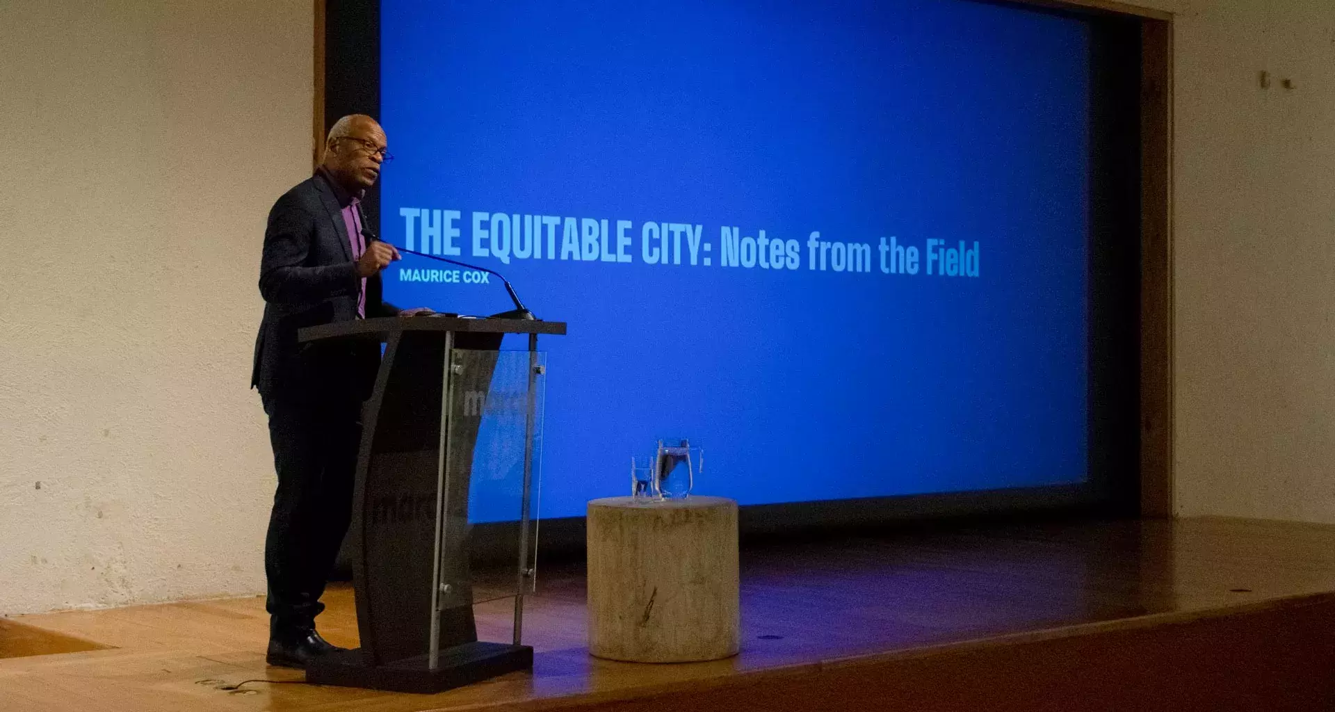 Maurice Cox durante su presentación en el Museo MARCO