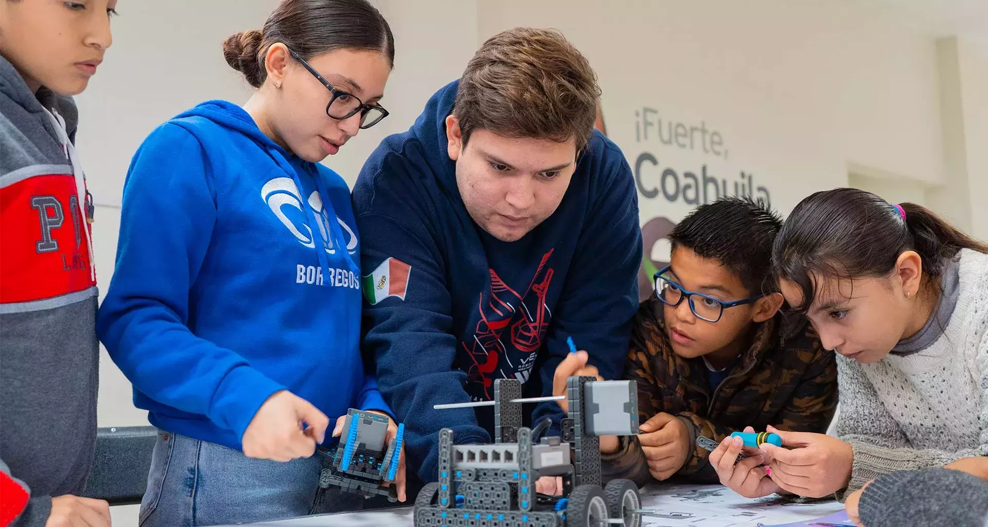 Tec Robotics enseñando tecnología a niños de Saltillo