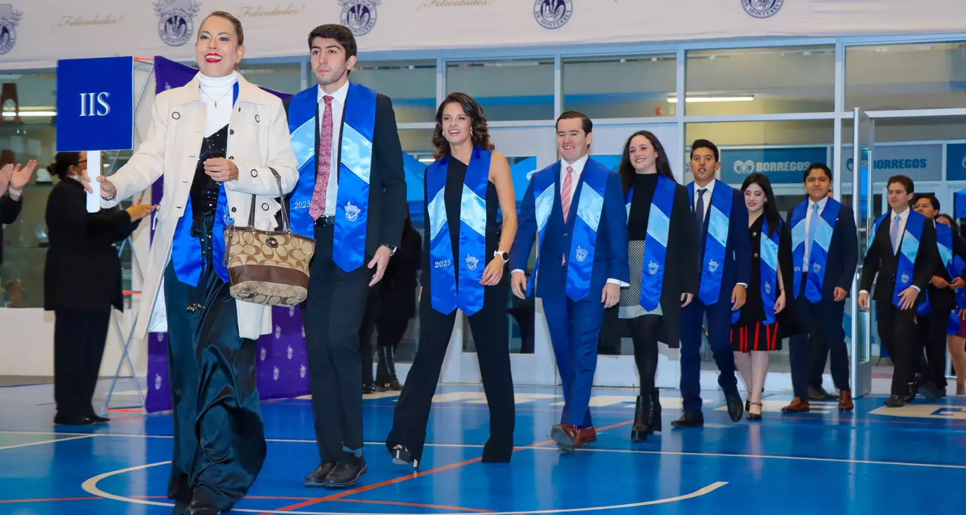 Alumnos ingresando a la ceremonia de graduación diciembre 2023 en el campus SLP