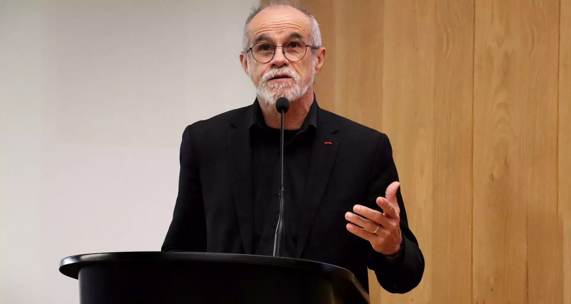 El urbanista Carlos Moreno durante su conferencia en Rectoría, del campus Monterrey.