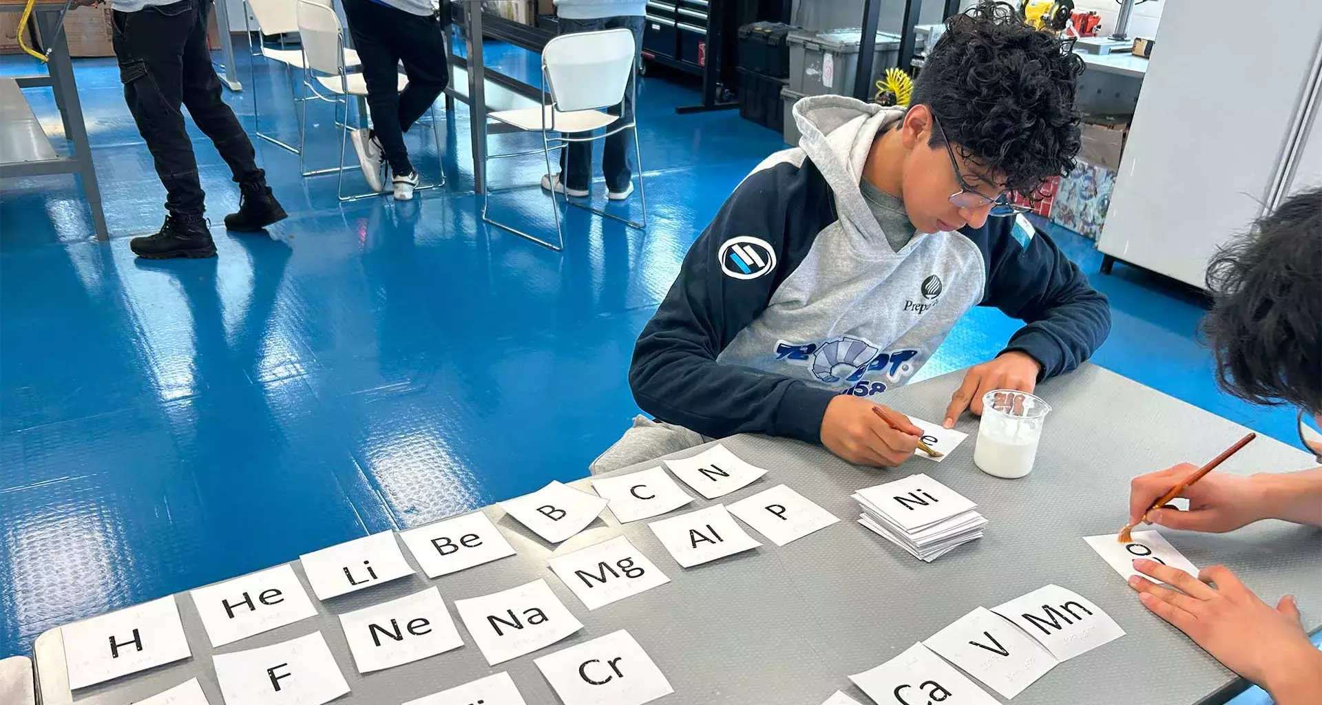 Estudiantes de PrepaTec desarrollan tabla periódica en braille