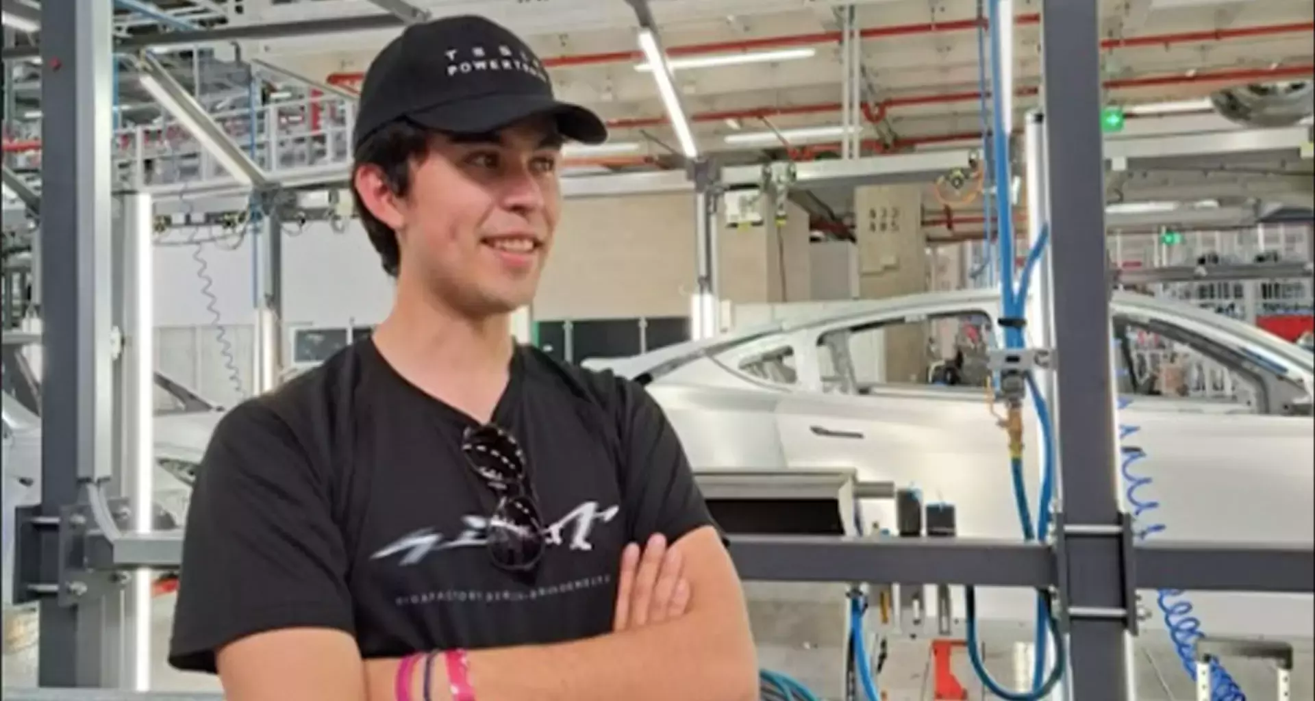 Estudiante posando para una foto en una planta automotriz