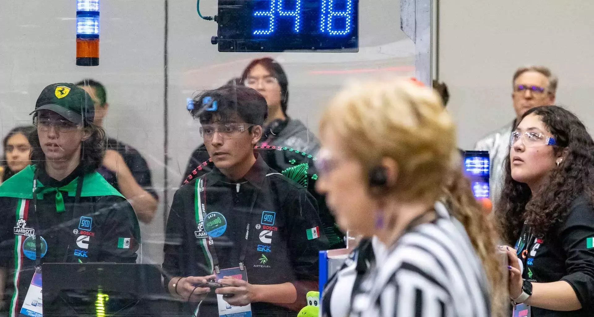 Equipo mexicano durante partido de la final del mundial de robótica FIRST