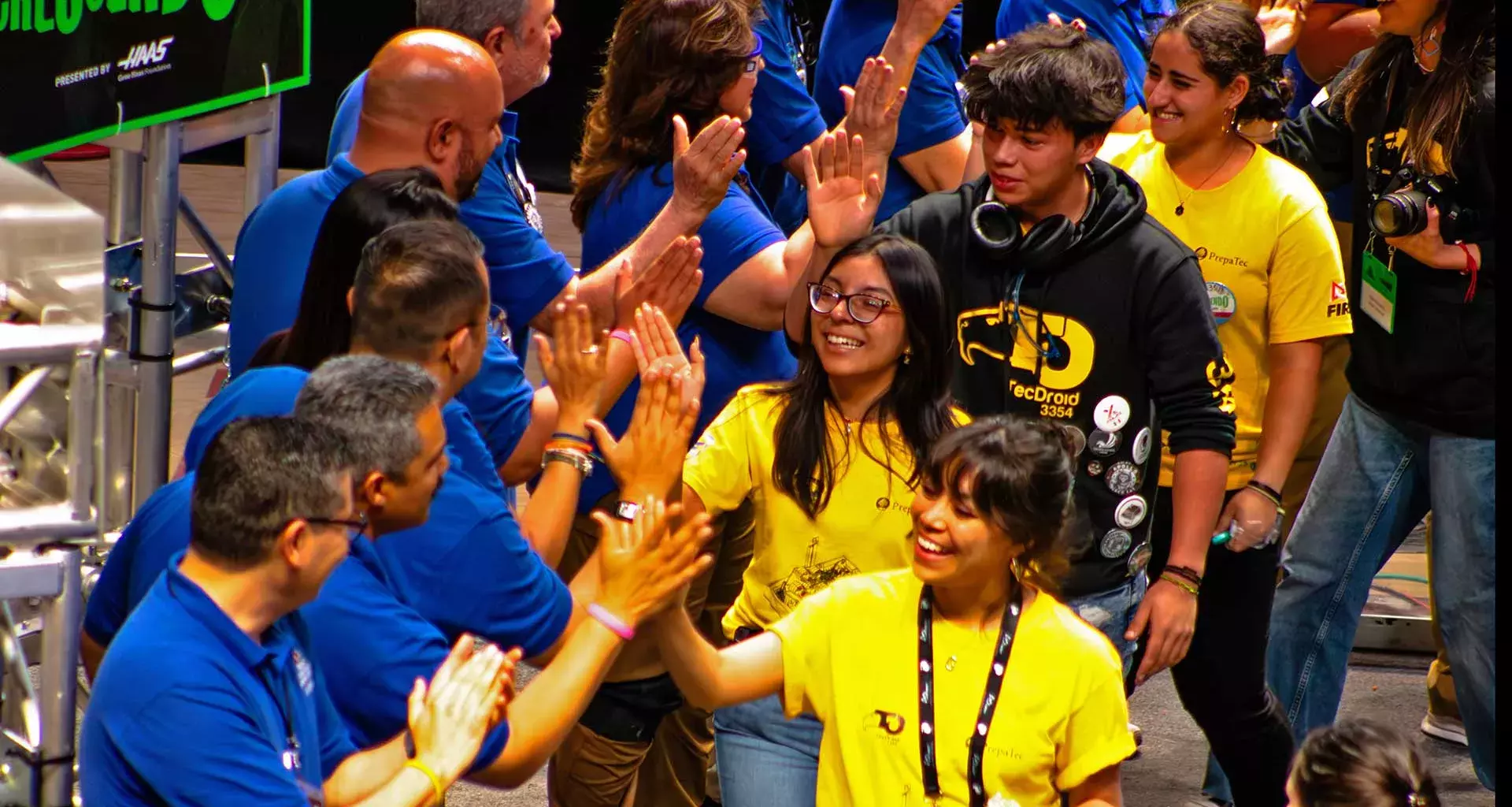 Estudiantes del equipo de robótica celebrando su pase al mundial