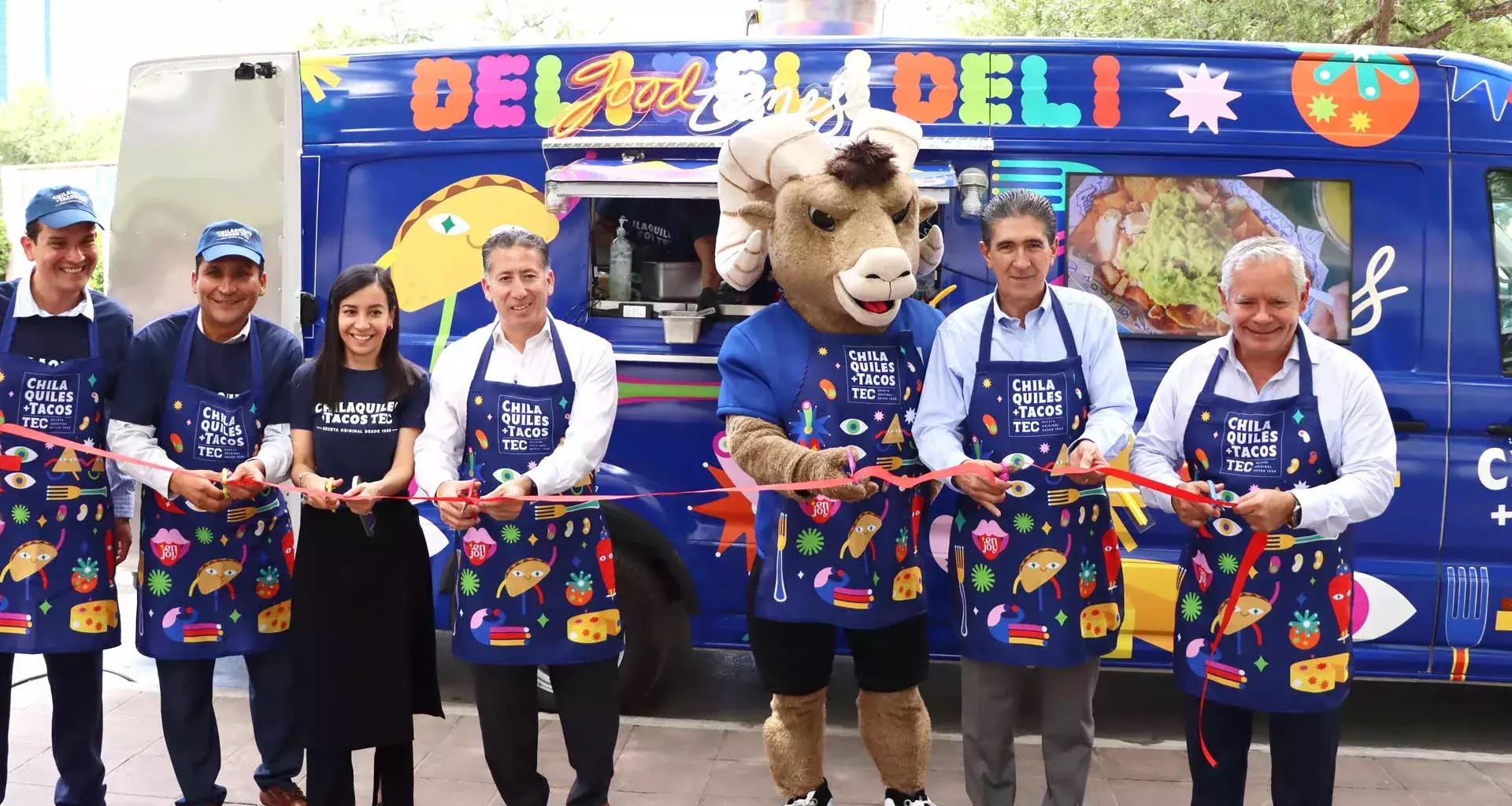 Directivos del Tec realizando el corte de listón para la inauguración del nuevo food truck.